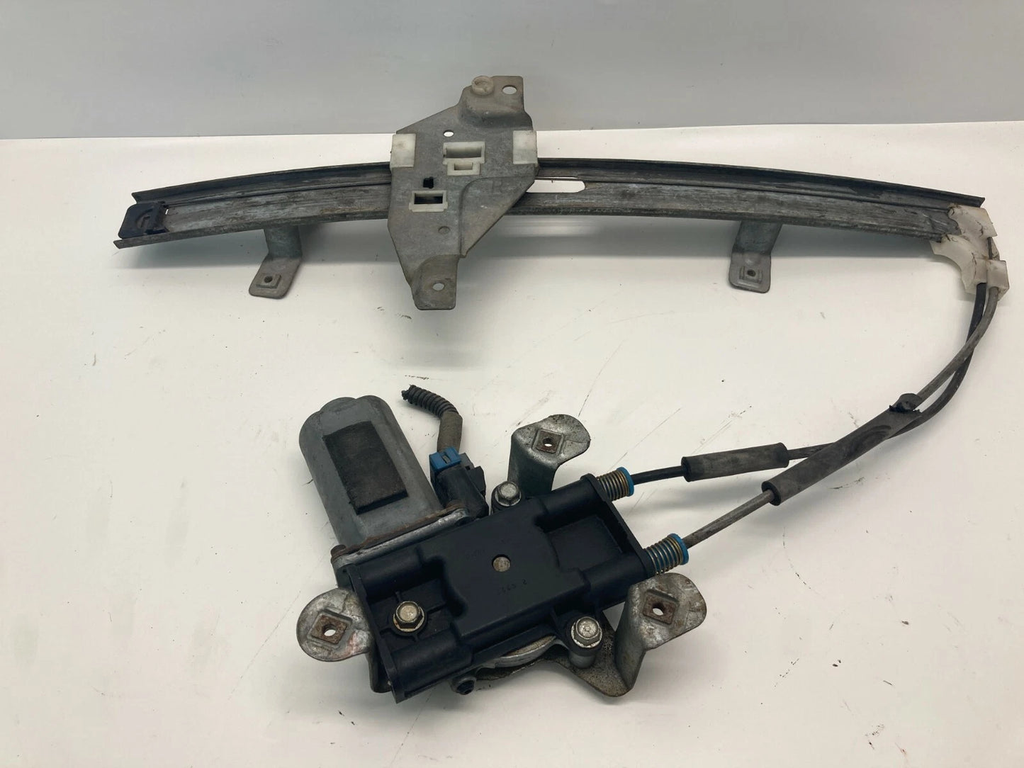 98-02 INTRIGUE 97-04 REGAL 97-05 CENTURY FRONT RIGHT WINDOW REGULATOR W/ MOTOR