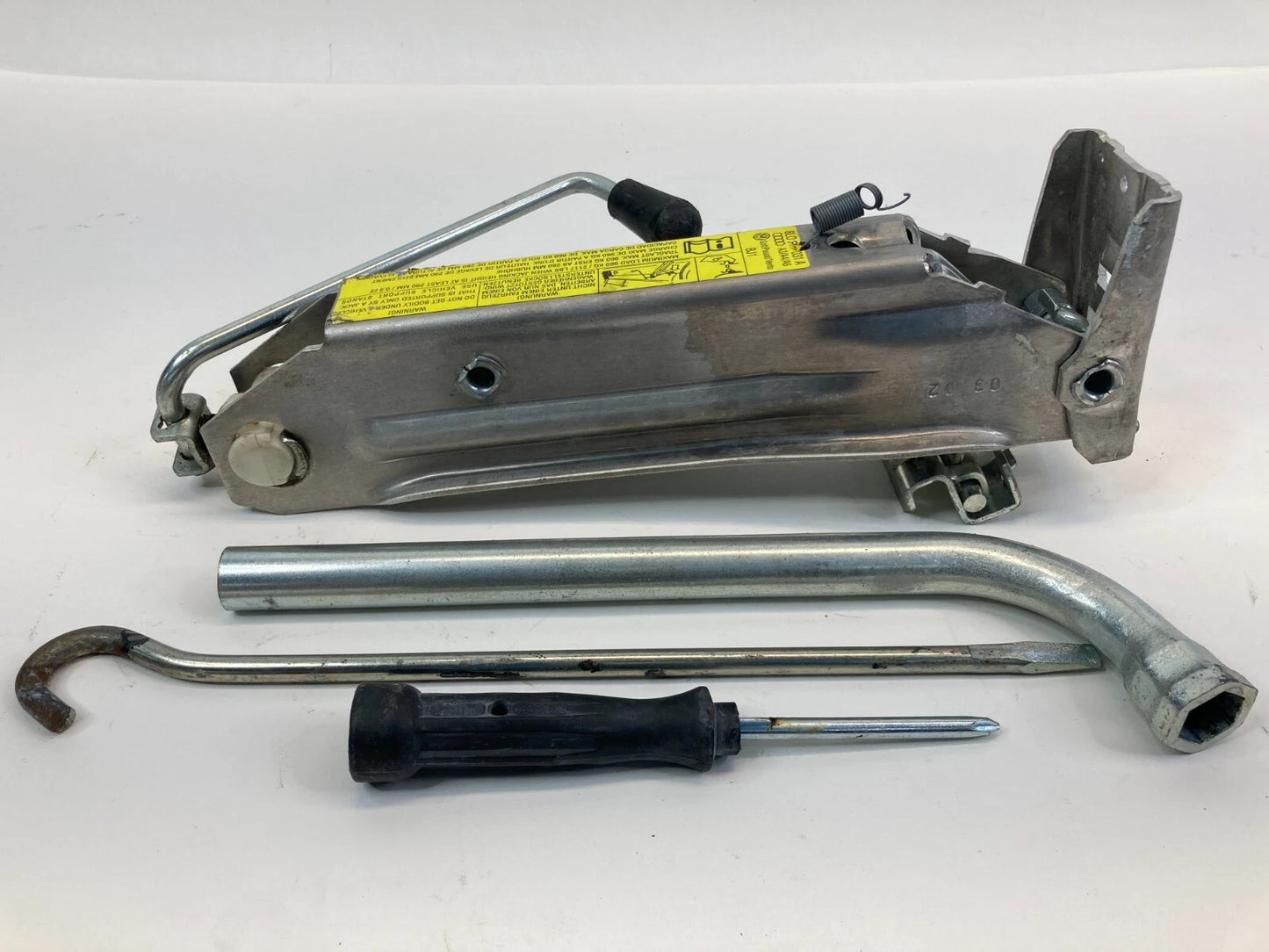 2001-2005 VW VOLKSWAGEN PASSAT EMERGENCY SPARE TIRE KIT JACK TOOL LUG 8L0011031A