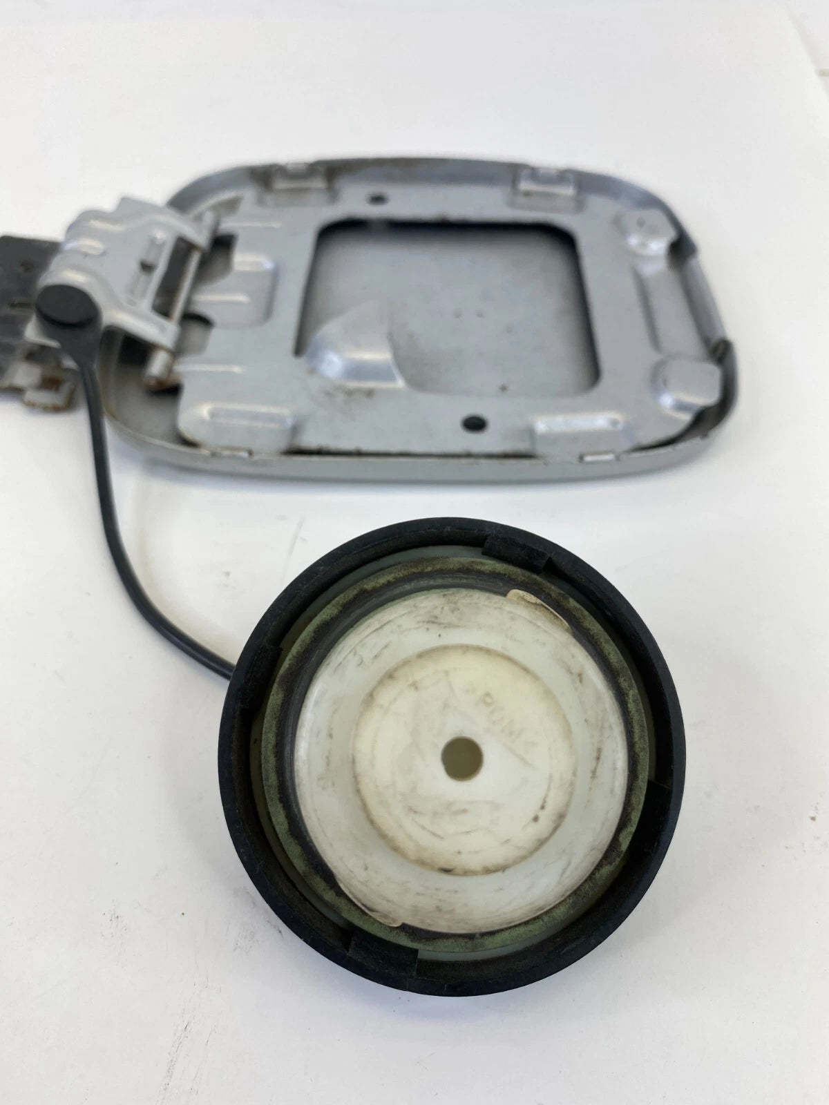 02 03 04 05 06 07 SATURN VUE 3.5L FUEL FILLER DOOR GAS LID W/ COVER CAP OEM