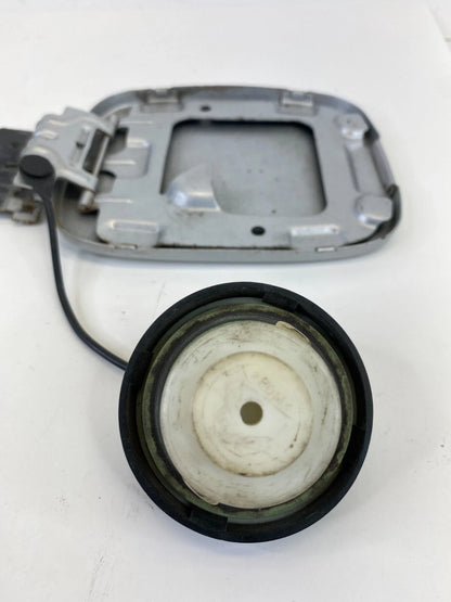 02 03 04 05 06 07 SATURN VUE 3.5L FUEL FILLER DOOR GAS LID W/ COVER CAP OEM