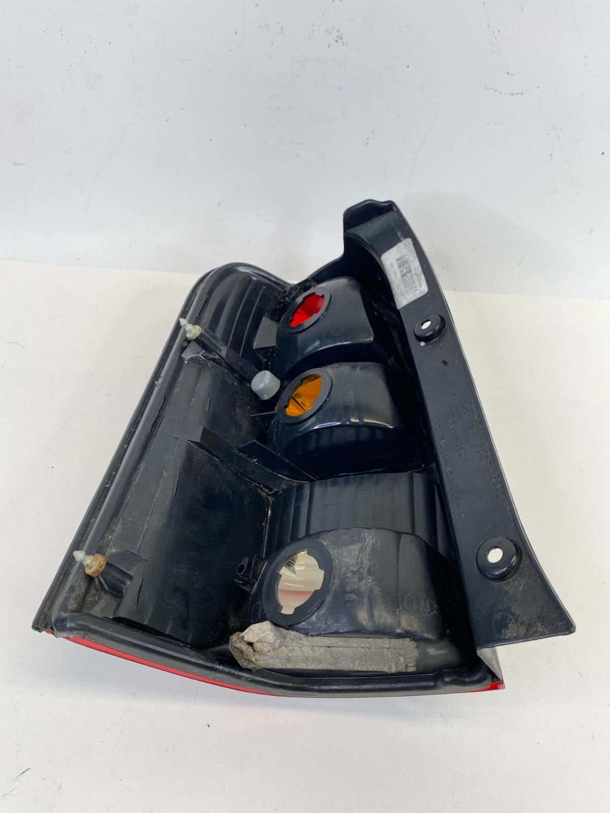 2001-2007 FORD ESCAPE PASSENGER RIGHT SIDE REAR TAILLIGHT LAMP 4L84-13B504-D OEM