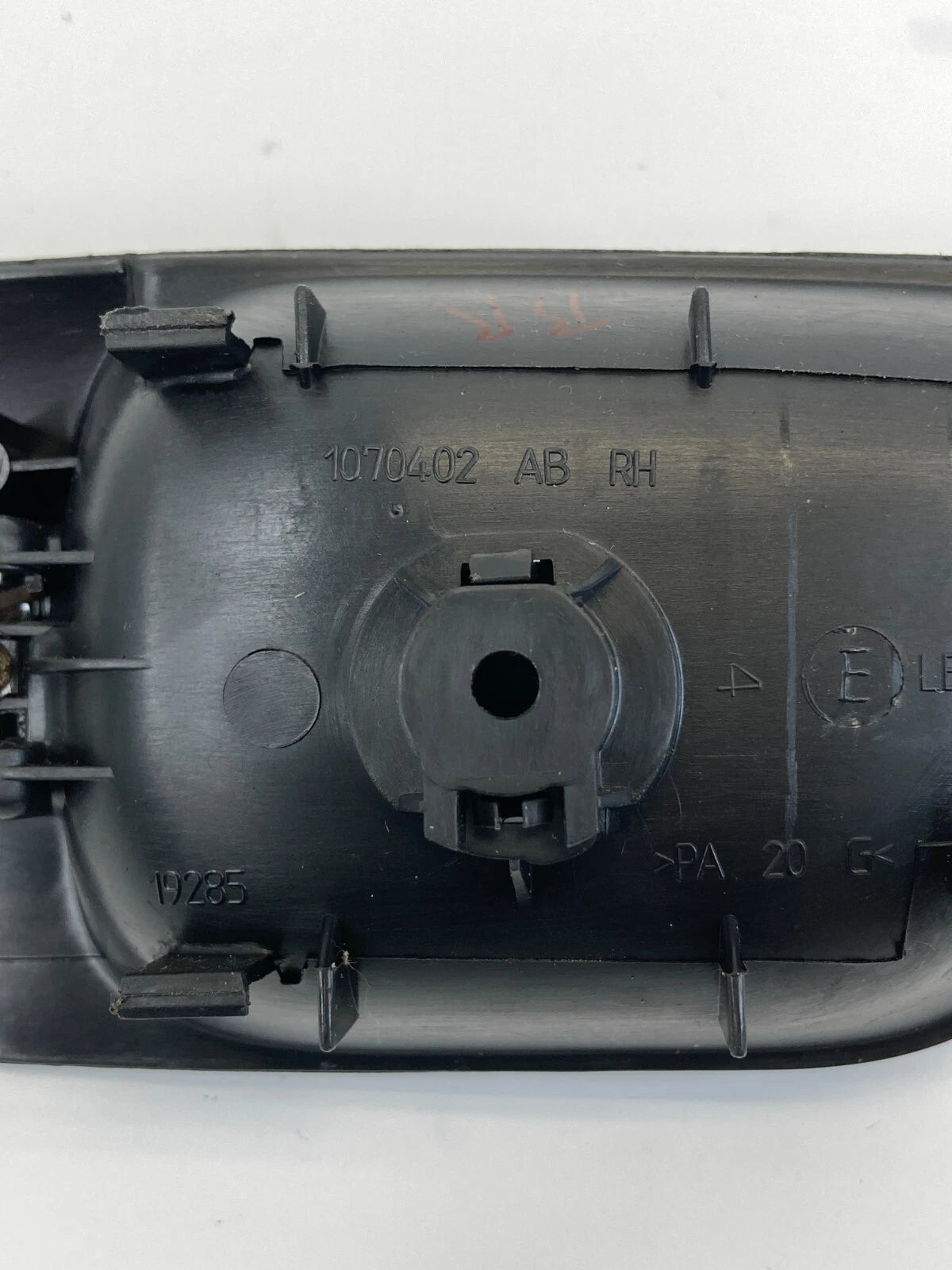 2005-2007 CHRYSLER 300 REAR RIGHT BACK SIDE DOOR INNER DOOR HANDLE 1070402 OEM