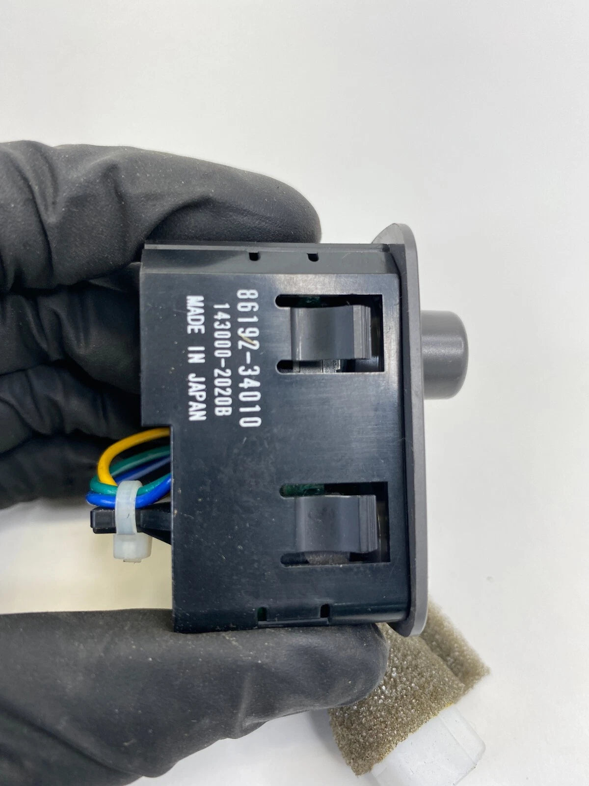 01-06 TOYOTA SEQUOIA CENTER CONSOLE LEFT OR RIGHT HEADPHONE VOLUME AUX PLUG IN