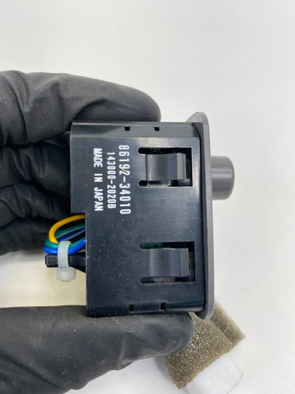 01-06 TOYOTA SEQUOIA CENTER CONSOLE LEFT OR RIGHT HEADPHONE VOLUME AUX PLUG IN