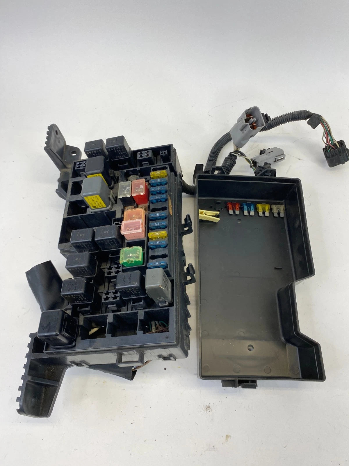 1992-2002 ISUZU TROOPER ENGINE FUSE AND RELAY BLOCK BOX ASSEMBLY OEM