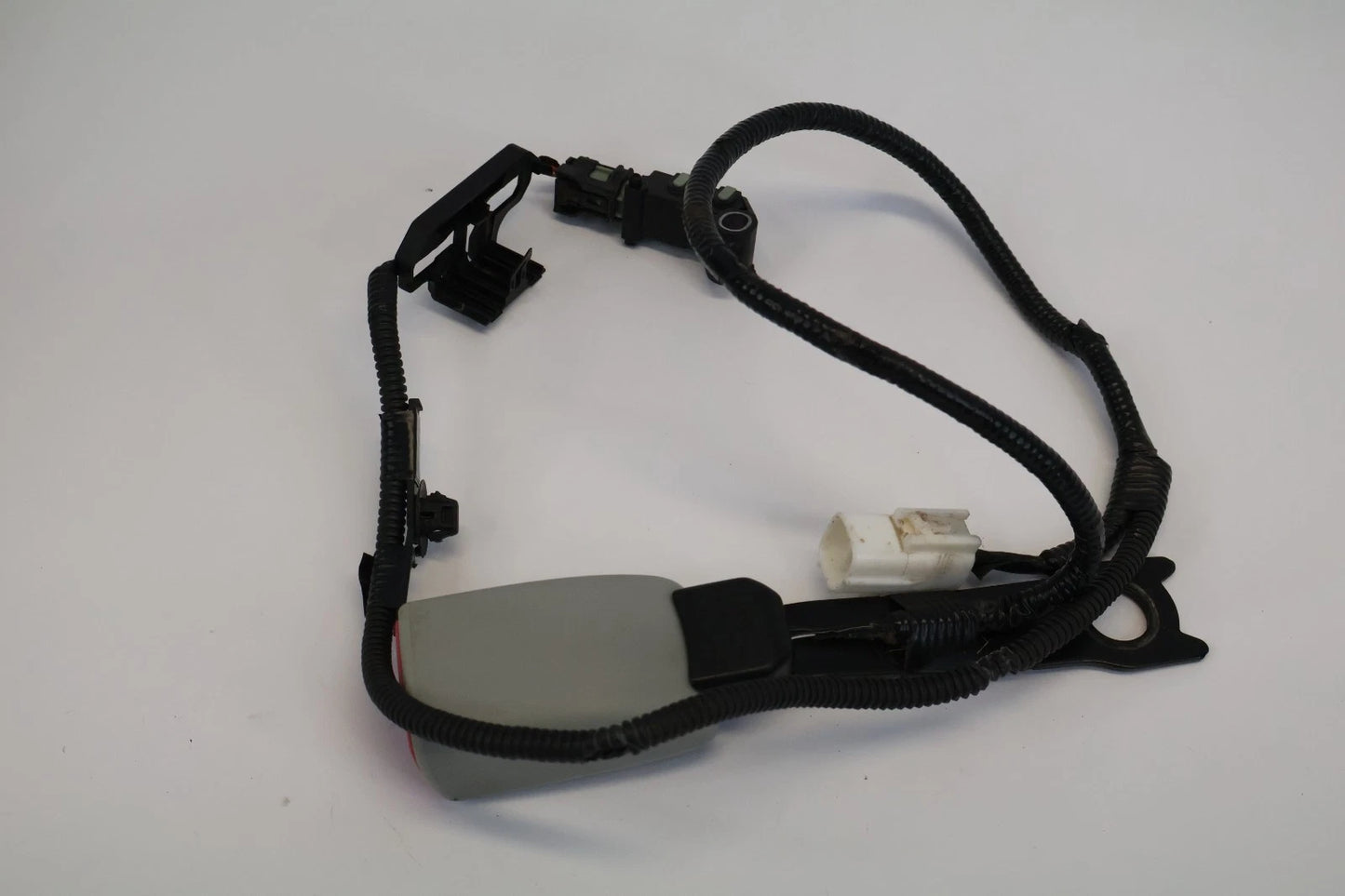 2010-2015 TOYOTA PRIUS FRONT LEFT DRIVER SIDE SEAT BELT BUCKLE E034501 OEM
