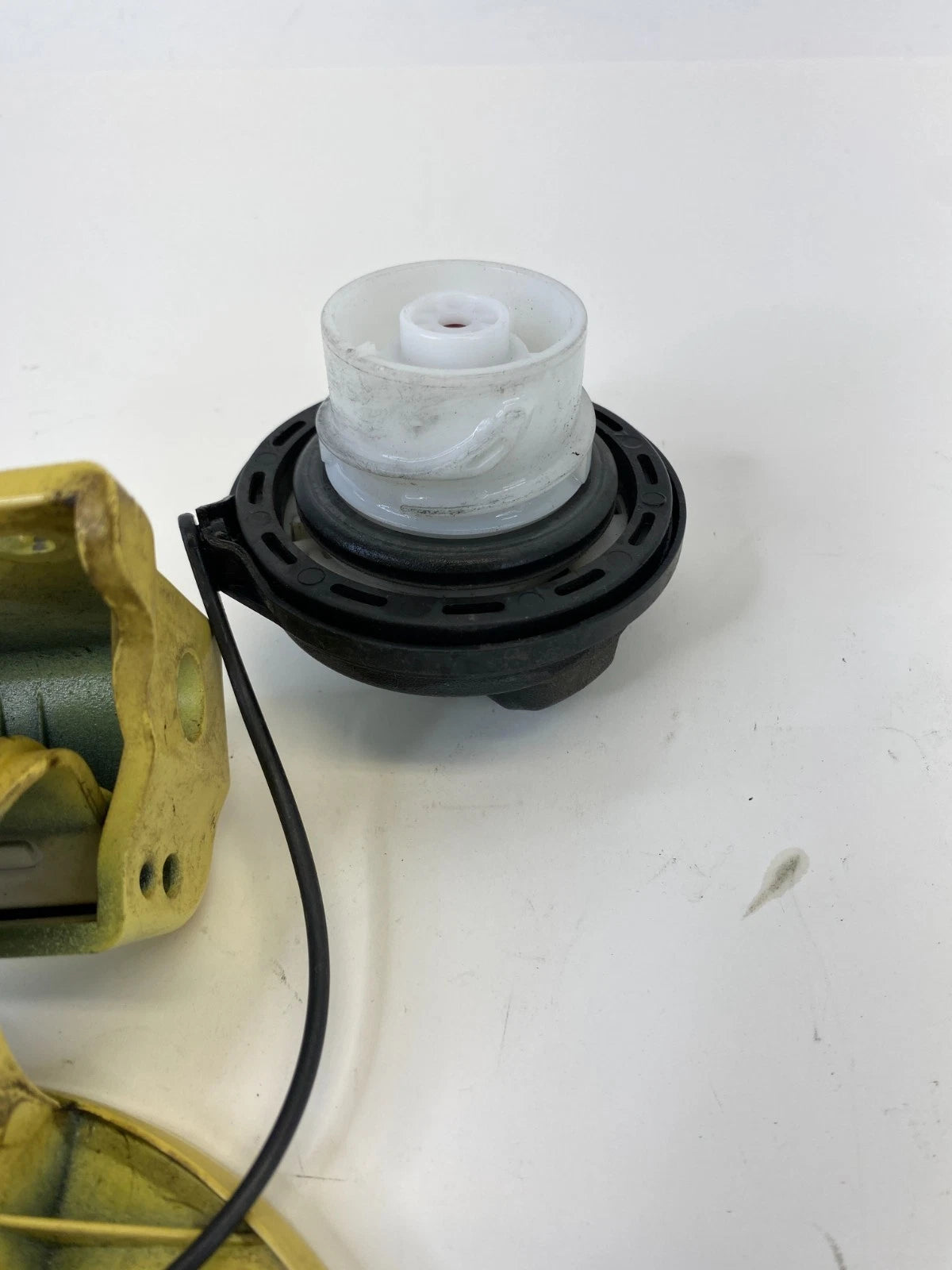 2012-2017 KIA RIO SEDAN FUEL FILLER TANK DOOR GAS LID COVER 69510-1W000 OEM