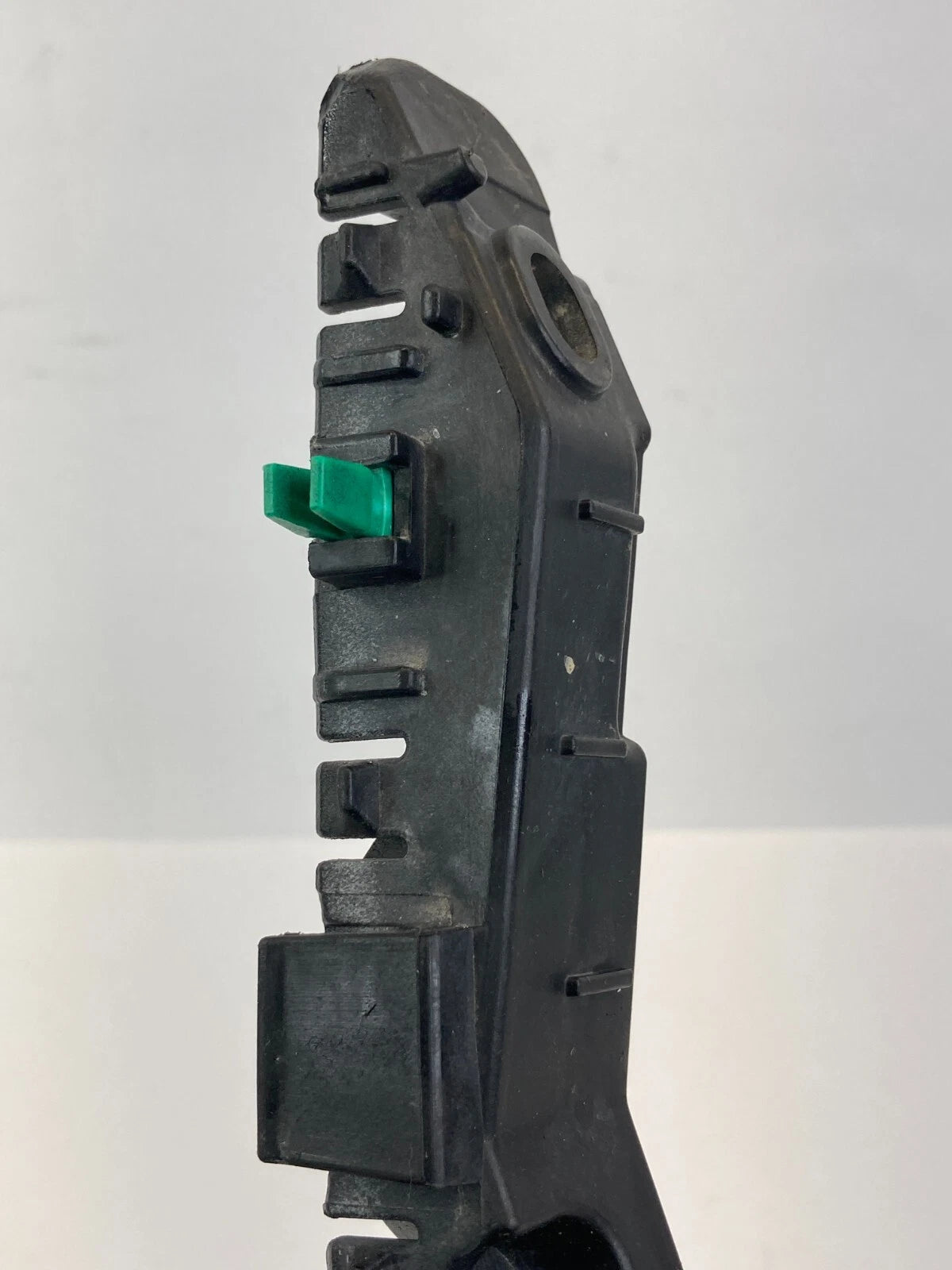 2015 -2017 HYUNDAI SONATA FRONT LEFT DRIVER BUMPER BRACKET MOUNT RETAINER OEM