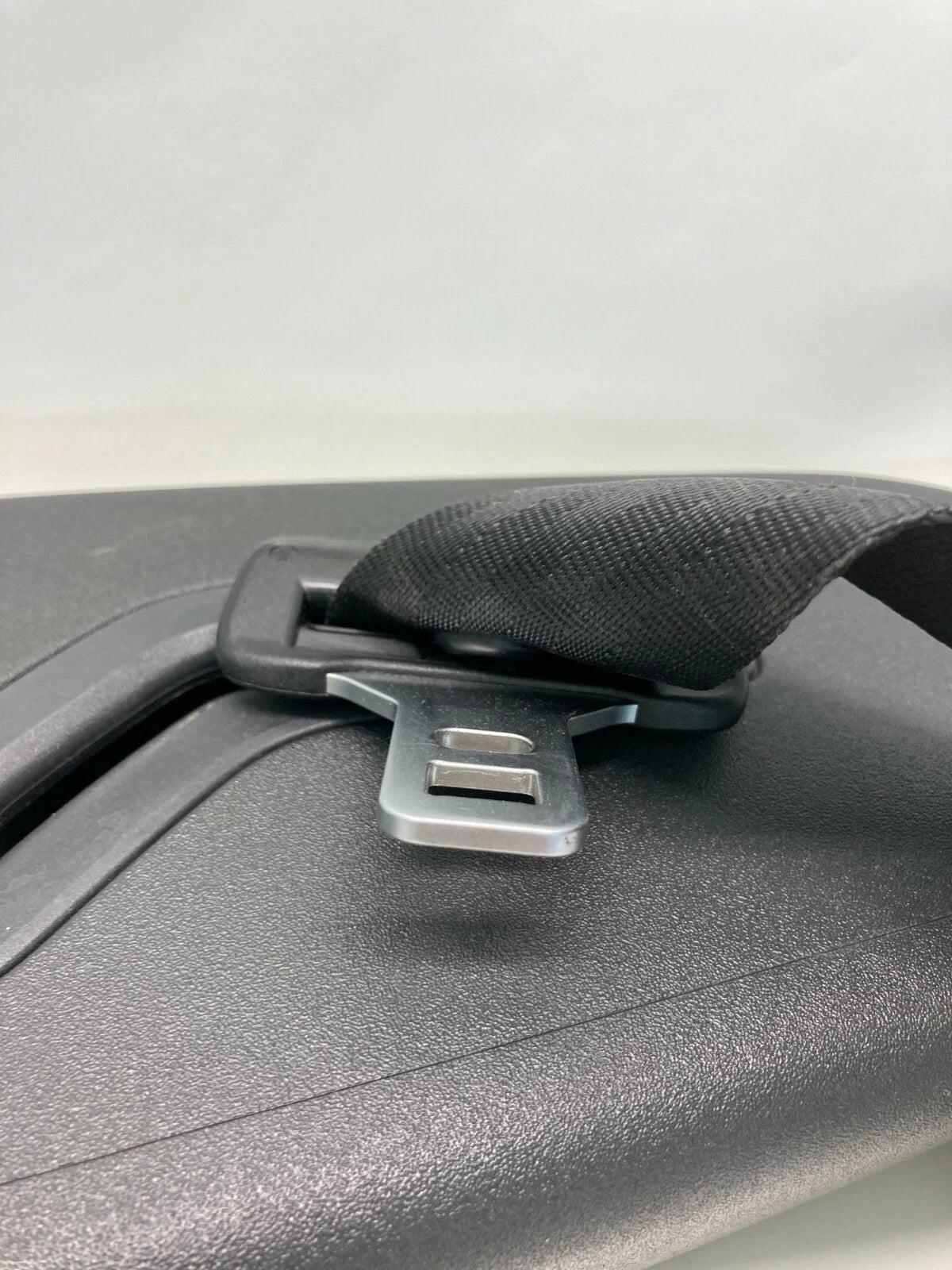 2004-2011 VOLVO S40 V50 LEFT CENTER UPPER PILLAR TRIM SEAT BELT PANEL 9486845