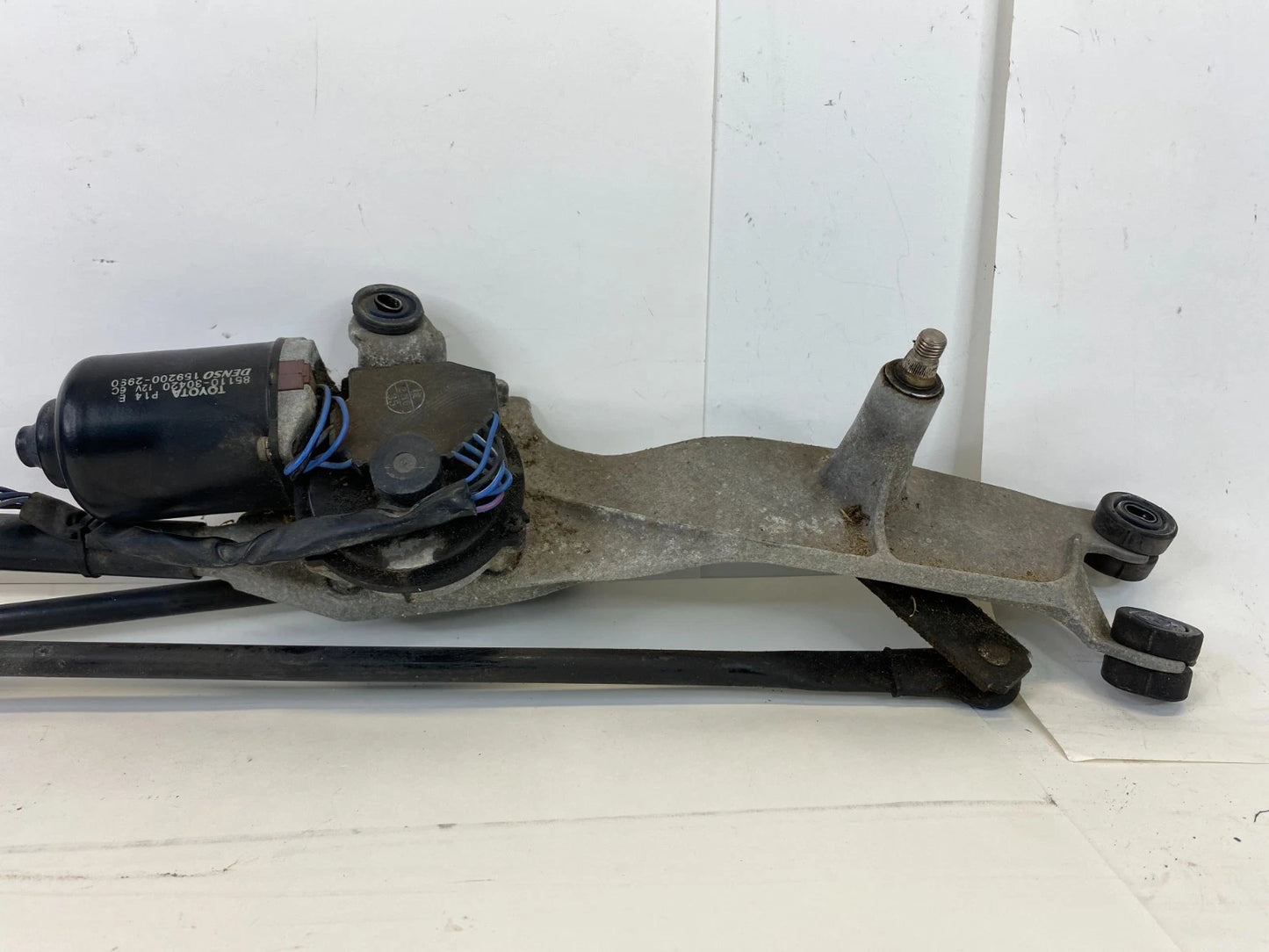 98-05 LEXUS GS400 GS300 WINDSHIELD WIPER TRANSMISSION LINKAGE W MOTOR 8511030420