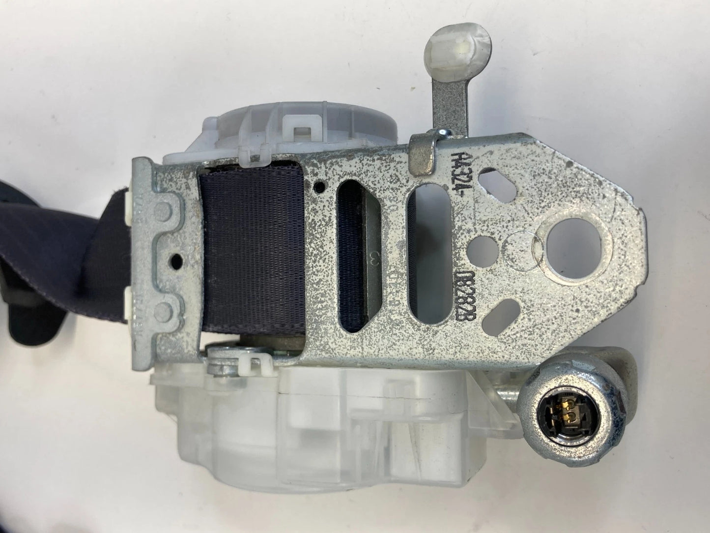 2009 2010 TOYOTA MATRIX FRONT RIGHT PASSENGER SIDE SEAT BELT RETRACTOR BLACK OEM