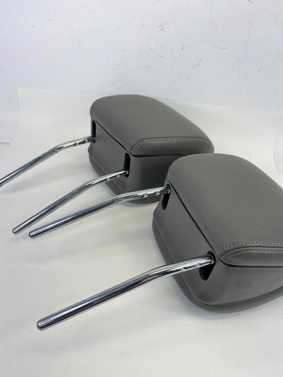 2013-2016 HYUNDAI SANTA FE FRONT LEFT & RIGHT SEAT HEADREST PAIR SET OF 2 OEM