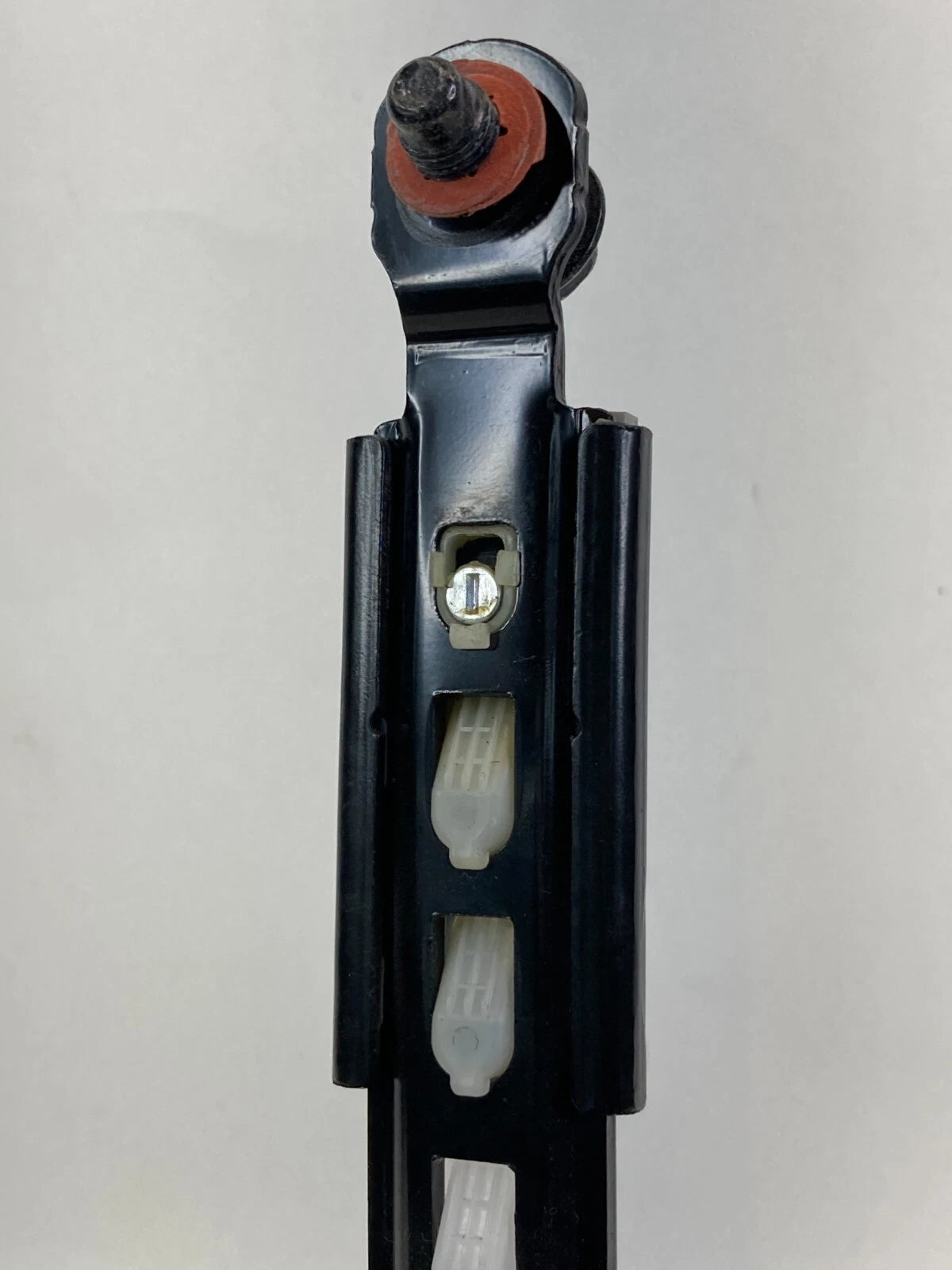 2012-2017 HYUNDAI ACCENT FRONT RIGHT PASSENGER SIDE SEAT BELT HEIGHT ADJUSTER