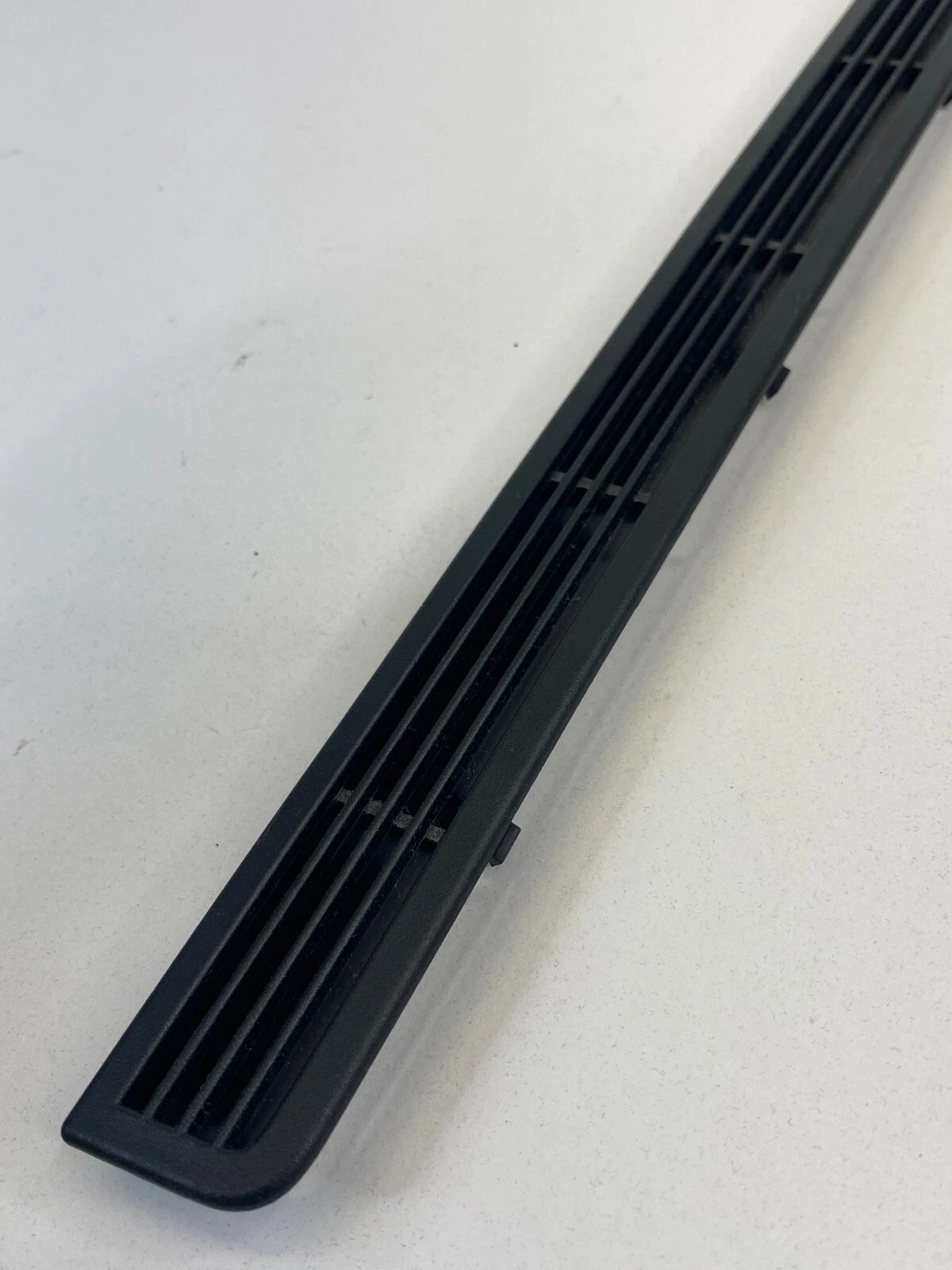 06-10 MERCEDES-BENZ R350 REAR RIGHT QUARTER PANEL TRUNK AIR VENT DEFROST TRIM