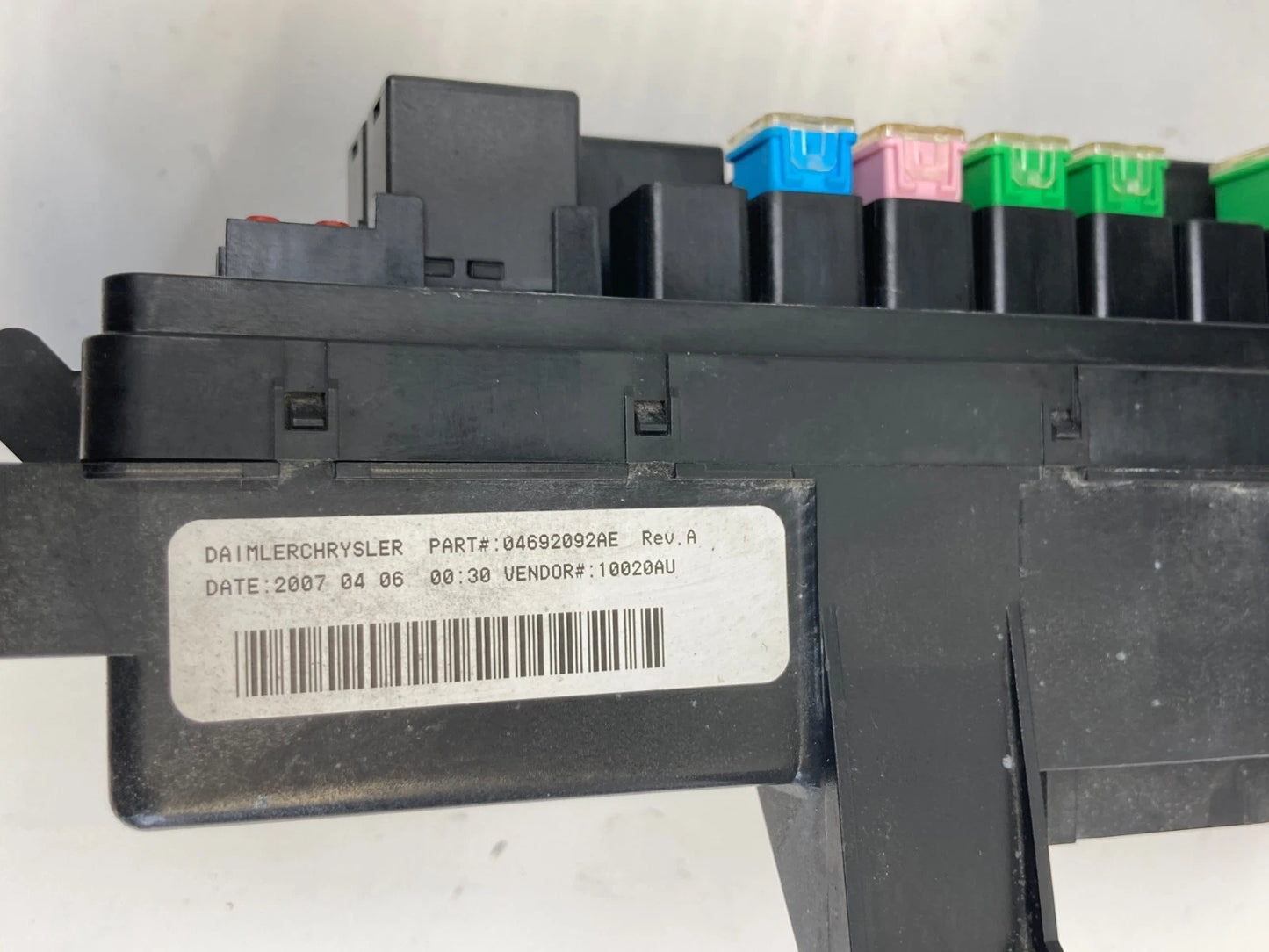 07 08 DODGE DAKOTA 4.7 AT ENGINE FUSE BOX FUSEBOX POWER DISTRIBUTION 04692092AE