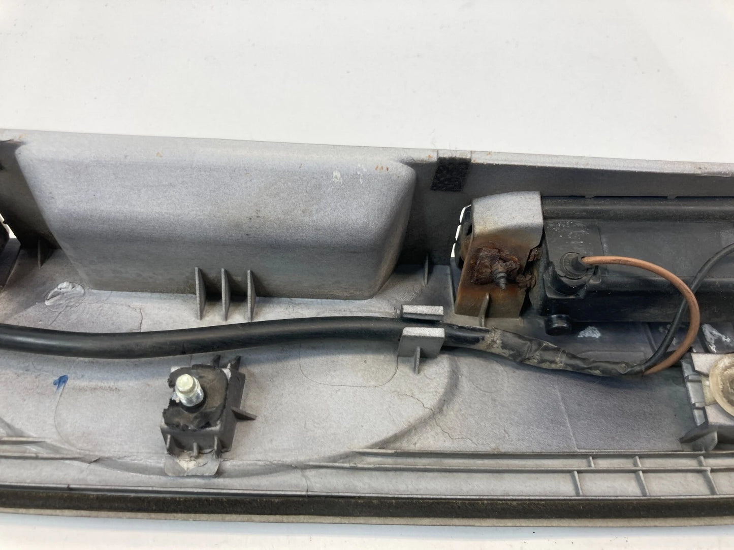 2006 2007 HYUNDAI ACCENT REAR LIFTGATE TAILGATE LICENSE MOLDING W/ EMBLEM & LAMP