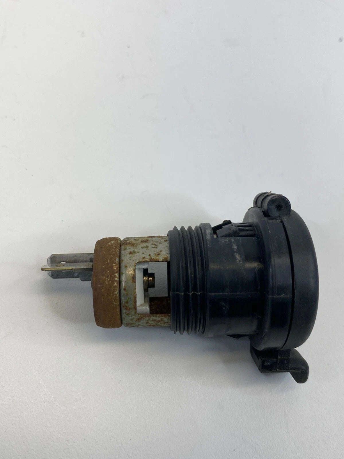 2001-2004 NISSAN PATHFINDER REAR 12V POWER OUTLET PLUG IGNITION SOCKET OEM