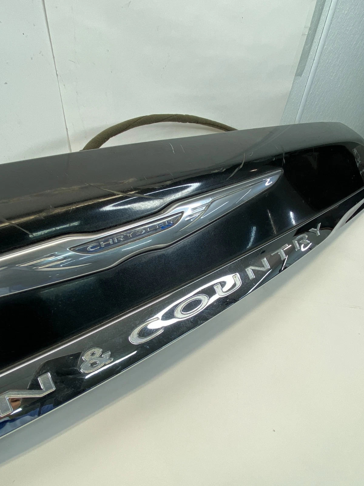 11-16 CHRYSLER TOWN & COUNTRY RR TAILGATE TRIM MOLDING W/CAMERA PANEL 3066685501