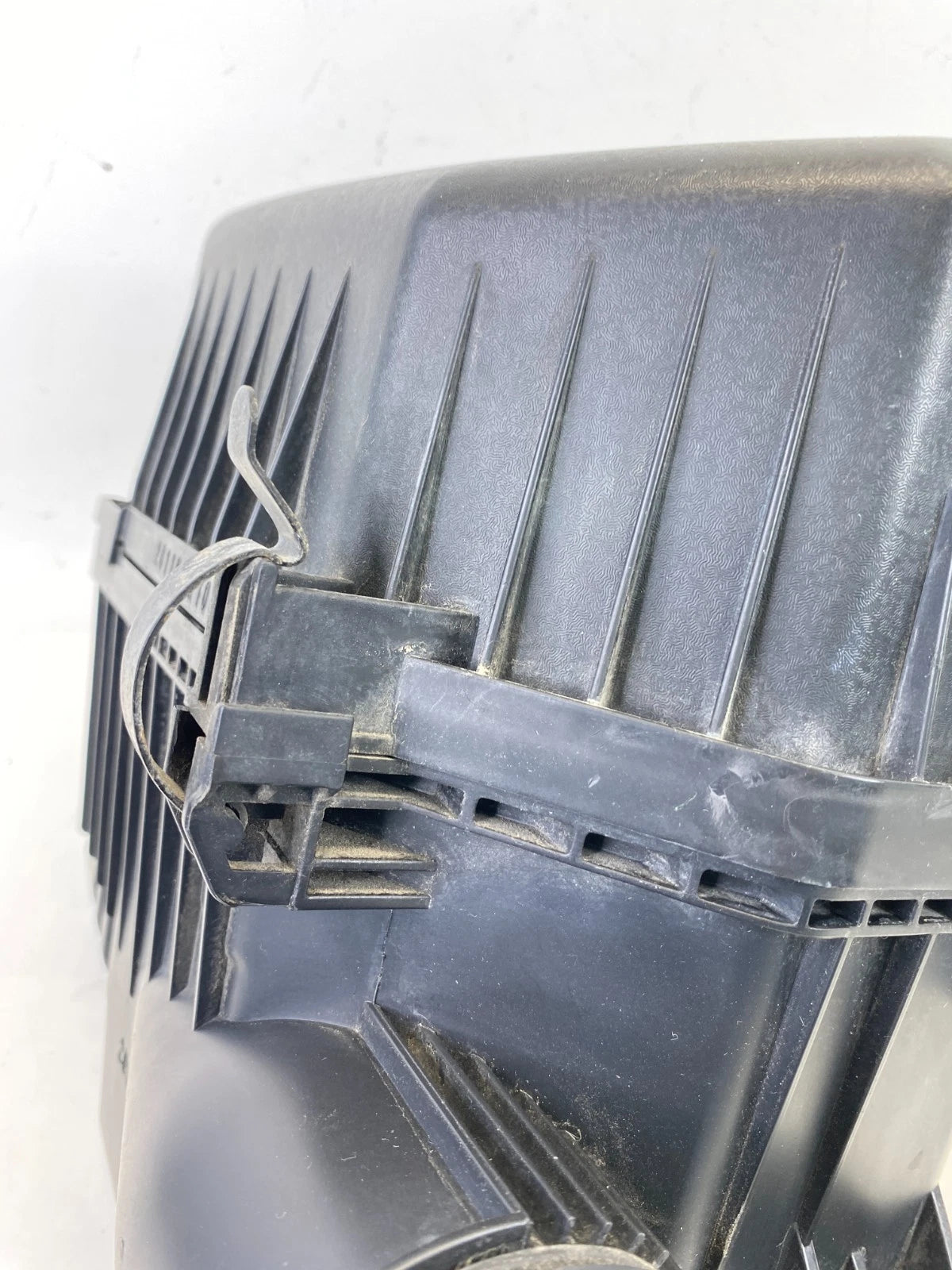 2012-2014 HYUNDAI ACCENT AIR CLEANER INTAKE FILTER BOX HOUSING 28100-1R100 OEM