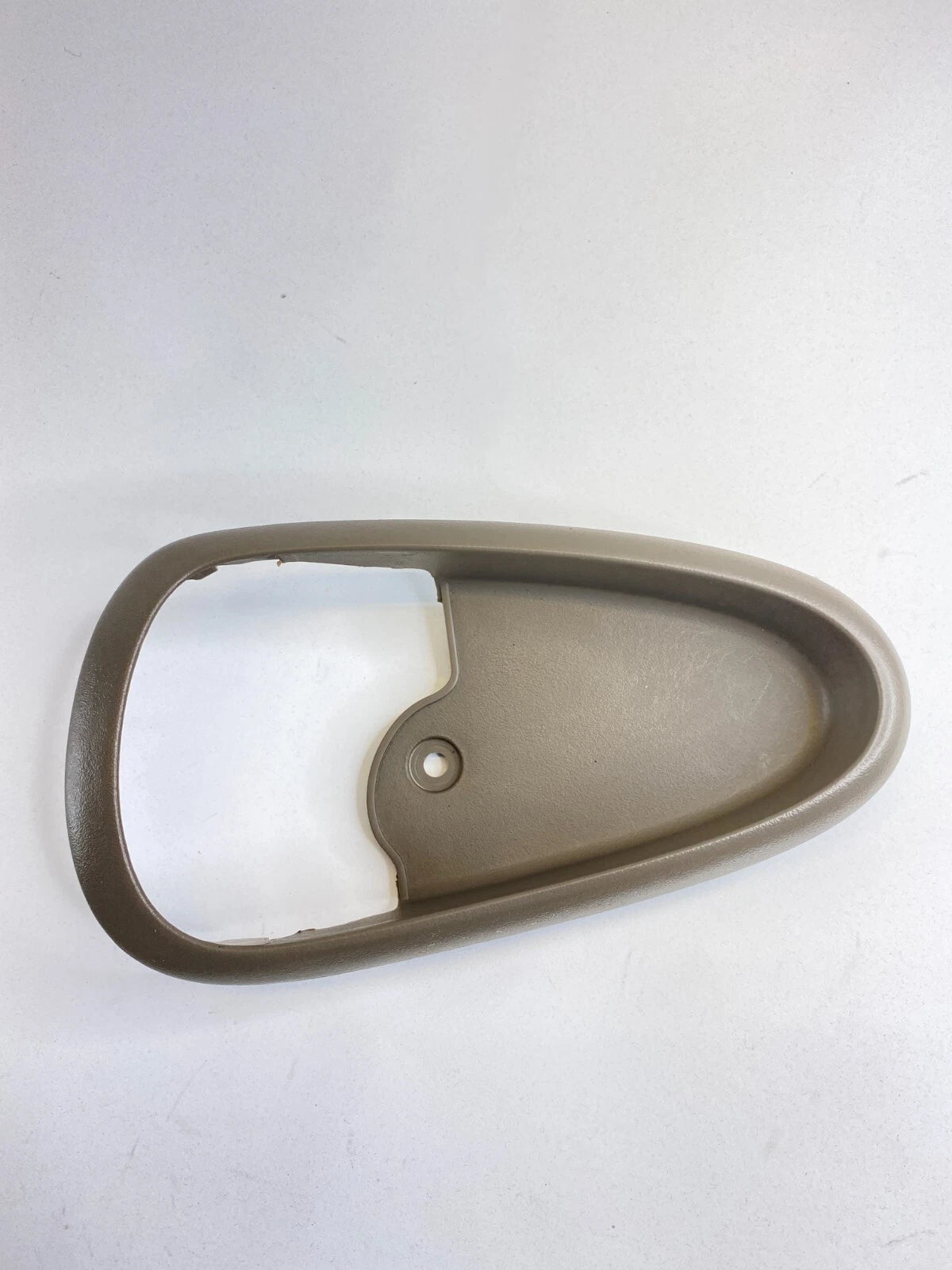 2002-2005 PONTIAC GRAND AM FRONT RIGHT INNER DOOR HANDLE BEZEL TRIM 22617652