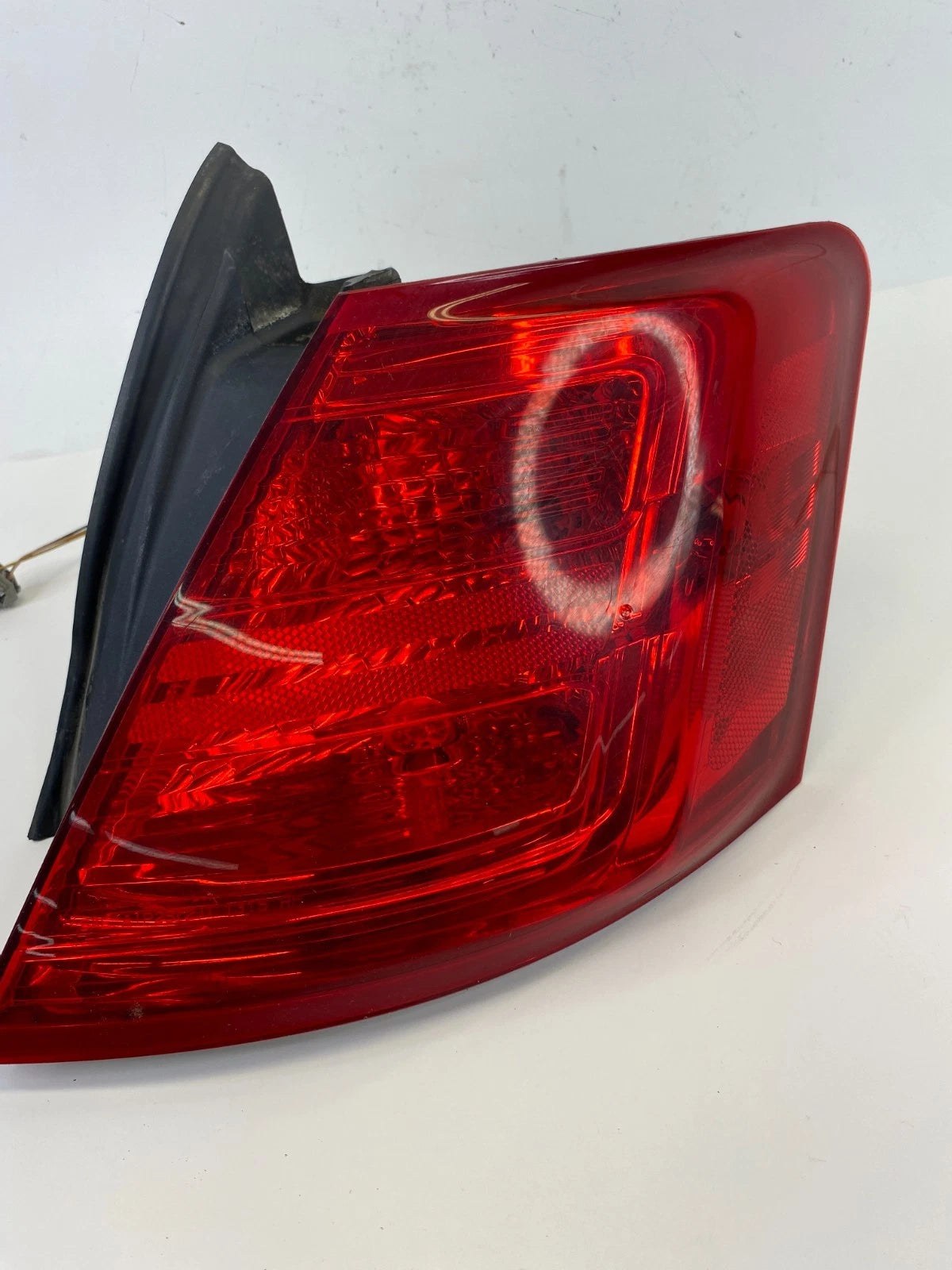 2013-2019 FORD TAURUS INTERCEPTOR SEDAN RIGHT SIDE OUTER TAILLIGHT LAMP ASSY OEM