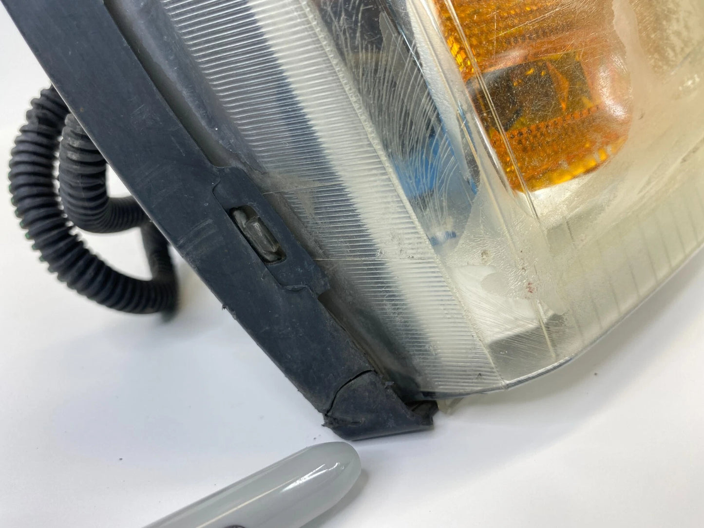 2002-2009 GMC ENVOY PASSENGER RIGHT SIDE HEADLIGHT LAMP ASSEMBLY 15866070 OEM