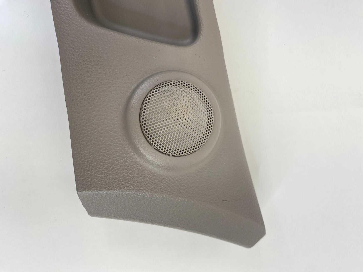 2005-2010 KIA SPORTAGE FRONT LEFT INSIDE DOOR HANDLE TRIM BEZEL 83611-1F010