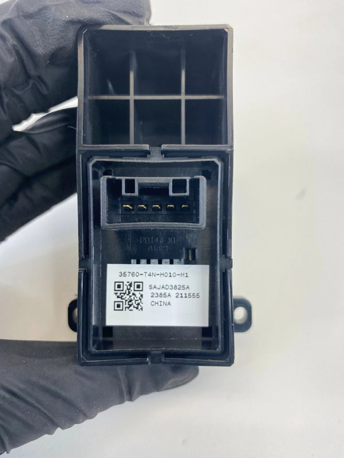 2015-2020 HONDA FIT REAR RIGHT SIDE DOOR WINDOW CONTROL SWITCH 35760-T4N-H010