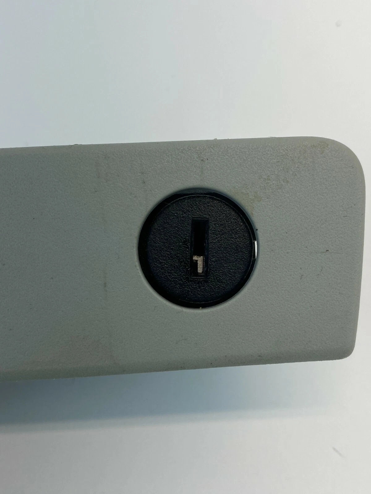 2009-2014 VOLKSWAGEN ROUTAN GLOVE BOX STORAGE COMPARTMENT HANDLE LATCH MECHANISM