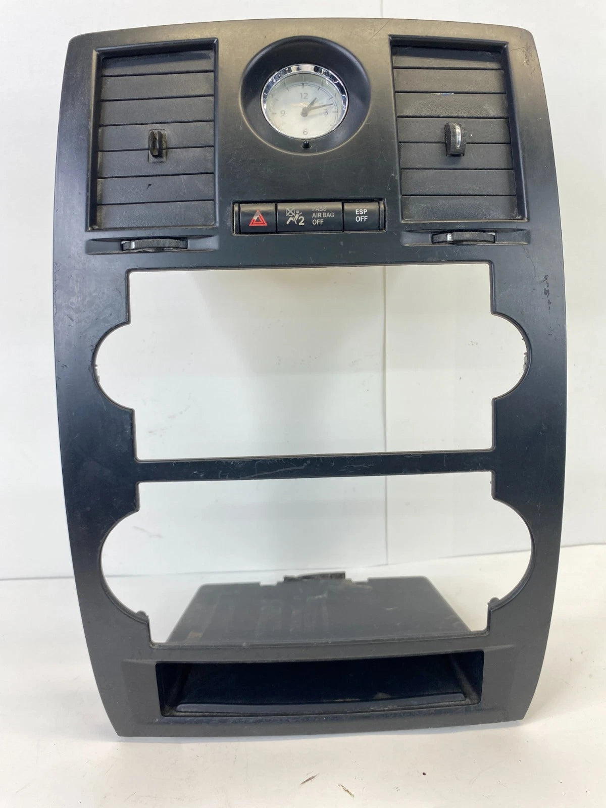2005-2007 CHRYSLER 300 DASH RADIO BEZEL W/ AIR VENTS PANEL & CLOCK 04602385AC