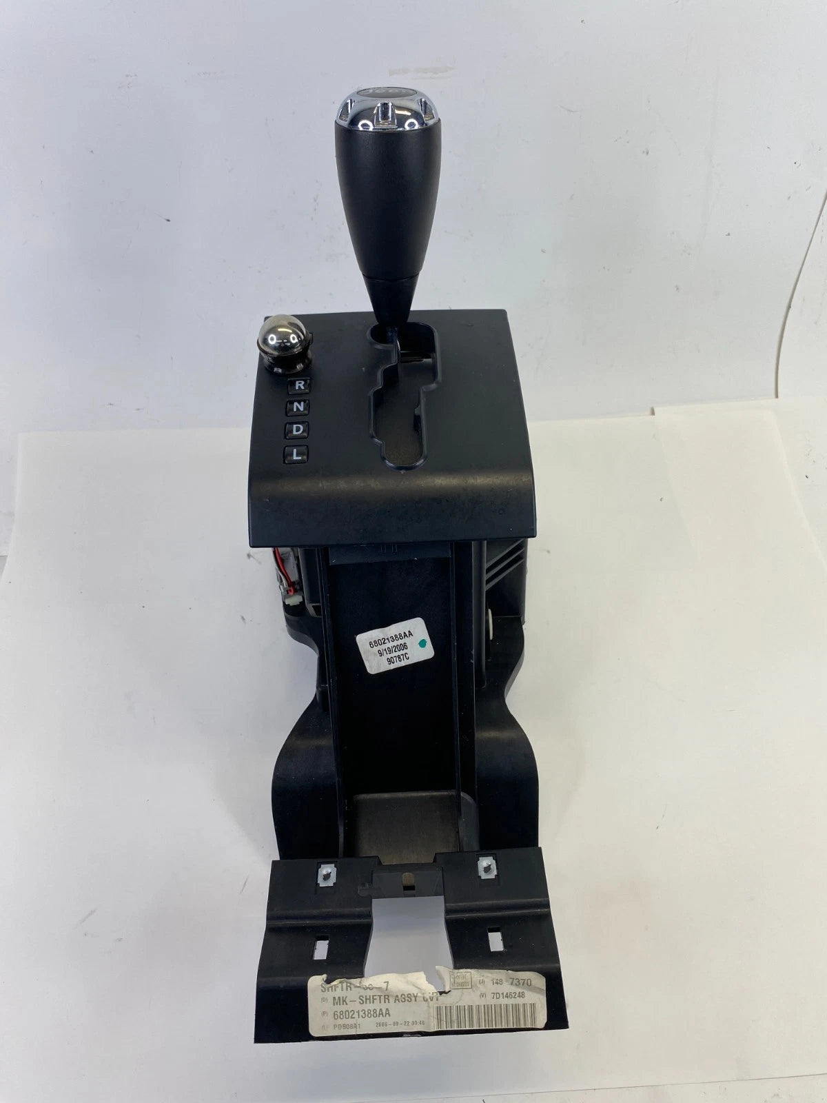 2007-2010 JEEP COMPASS AUTOMATIC FLOOR GEAR SHIFTER LEVER HANDLE 68021388AA OEM