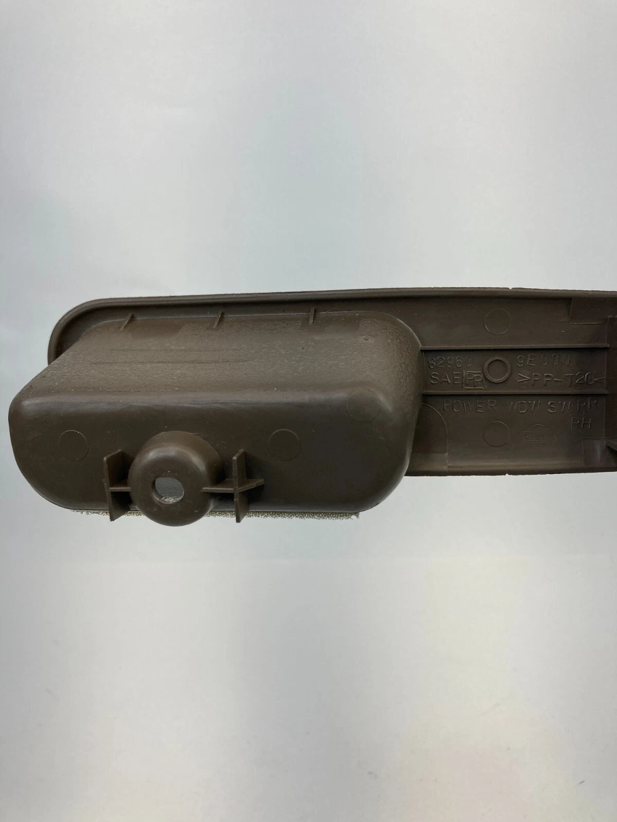 98-01 NISSAN ALTIMA REAR RIGHT SIDE DOOR WINDOW SWITCH COVER BEZEL 82960-9E000