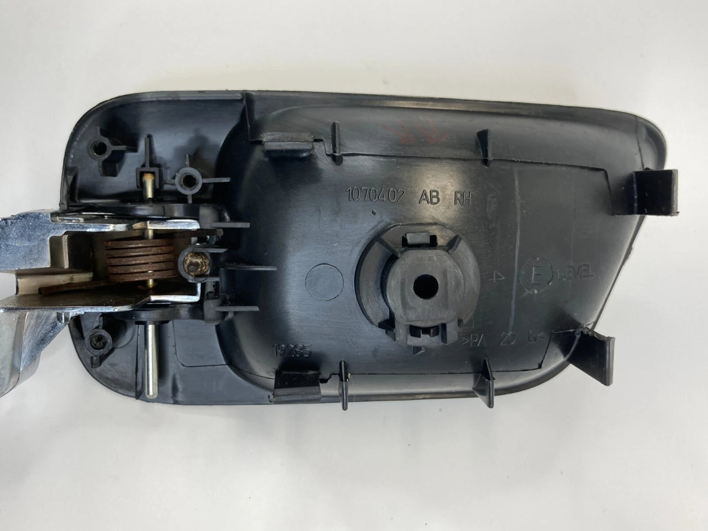 2005-2007 CHRYSLER 300 REAR RIGHT BACK SIDE DOOR INNER DOOR HANDLE 1070402 OEM
