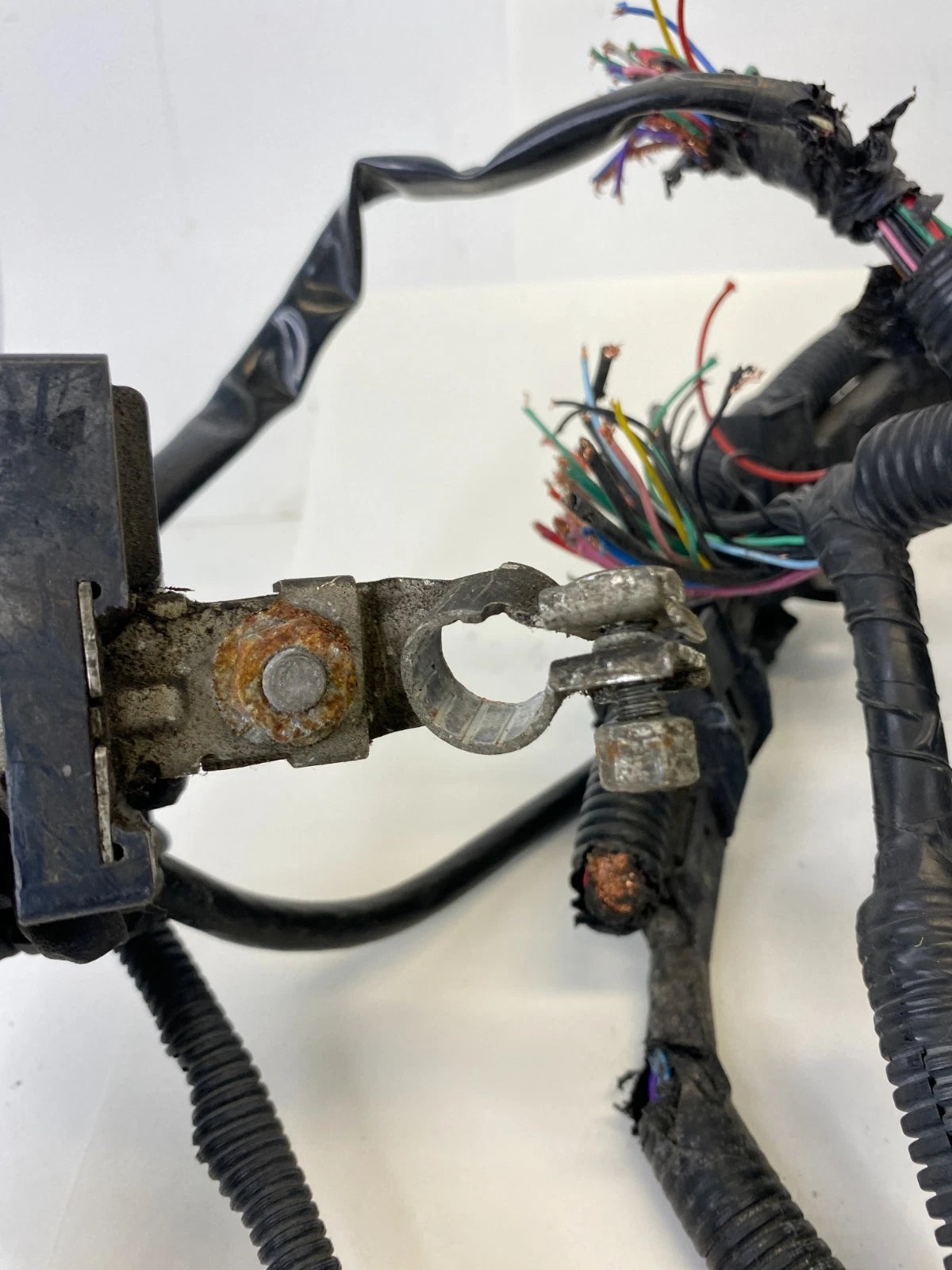 2013-2015 NISSAN ALTIMA 2.5L ENGINE COMPARTMENT FUSE BOX W/ BATTERY TERMINAL OEM