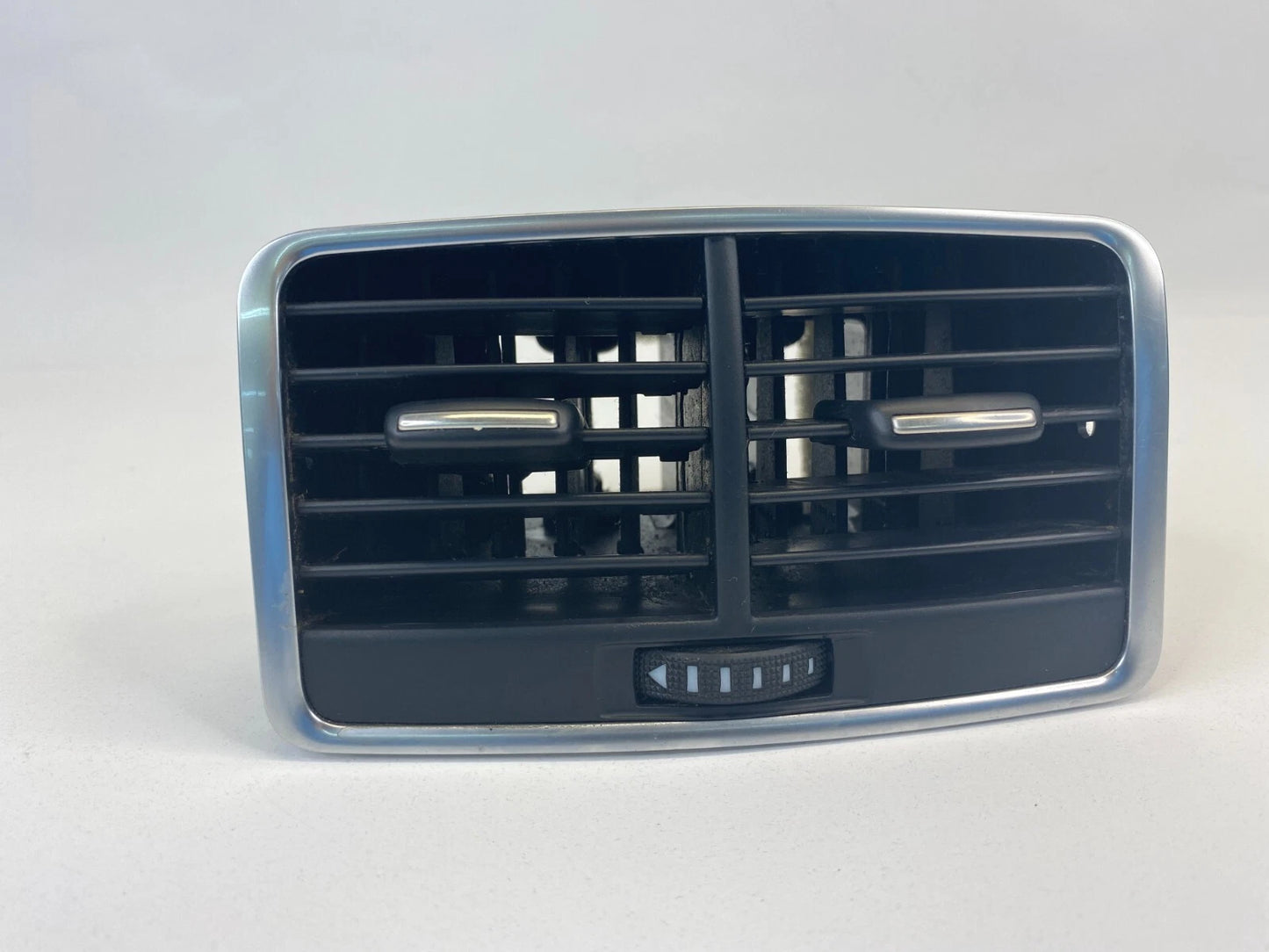 2007-2011 AUDI A6 QUATTRO REAR CENTER CONSOLE AIR VENT REFLECTOR ASSEMBLY OEM