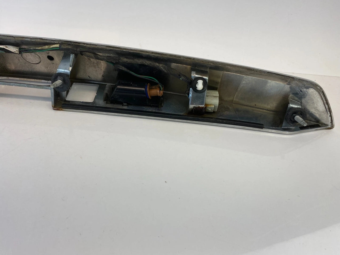 2010-2015 CHEVROLET EQUINOX CAMERA LIFTGATE CENTER APPLIQUE MOLDING 20881055 OEM