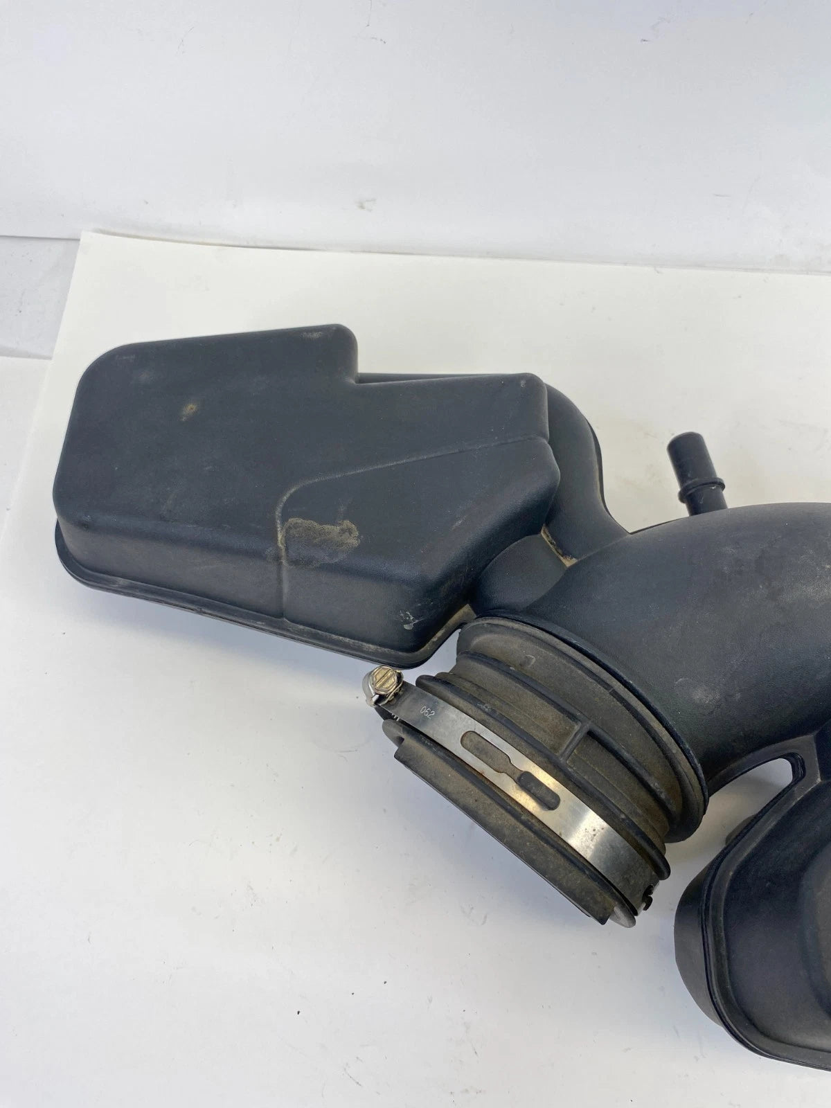 13-19 FORD POLICE INTERCEPTOR AIR CLEANER RESONATOR INTAKE BOX HOUSING ASSY OEM