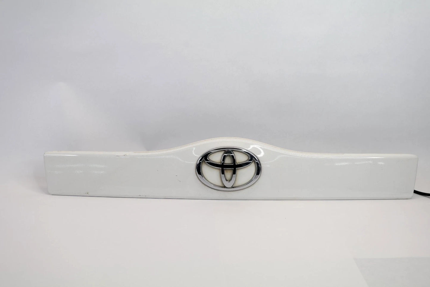 05-09 TOYOTA PRIUS REAR TRUNK LID MOLDING HANDLE GARNISH W EMBLEM OEM 7680147050