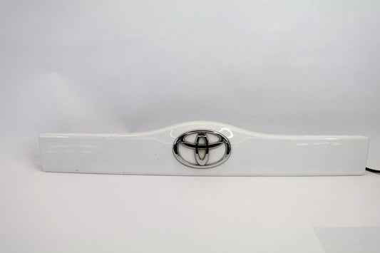 05-09 TOYOTA PRIUS REAR TRUNK LID MOLDING HANDLE GARNISH W EMBLEM 7680147050 OEM