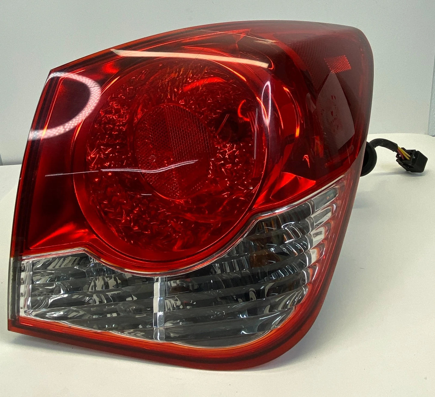 2011-2016 CHEVROLET CRUZE RIGHT PASSENGER OUTER TAIL LIGHT TAILLIGHT LAMP ASSY