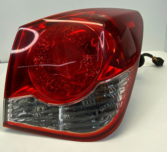 2011-2016 CHEVROLET CRUZE RIGHT PASSENGER OUTER TAIL LIGHT TAILLIGHT LAMP ASSY