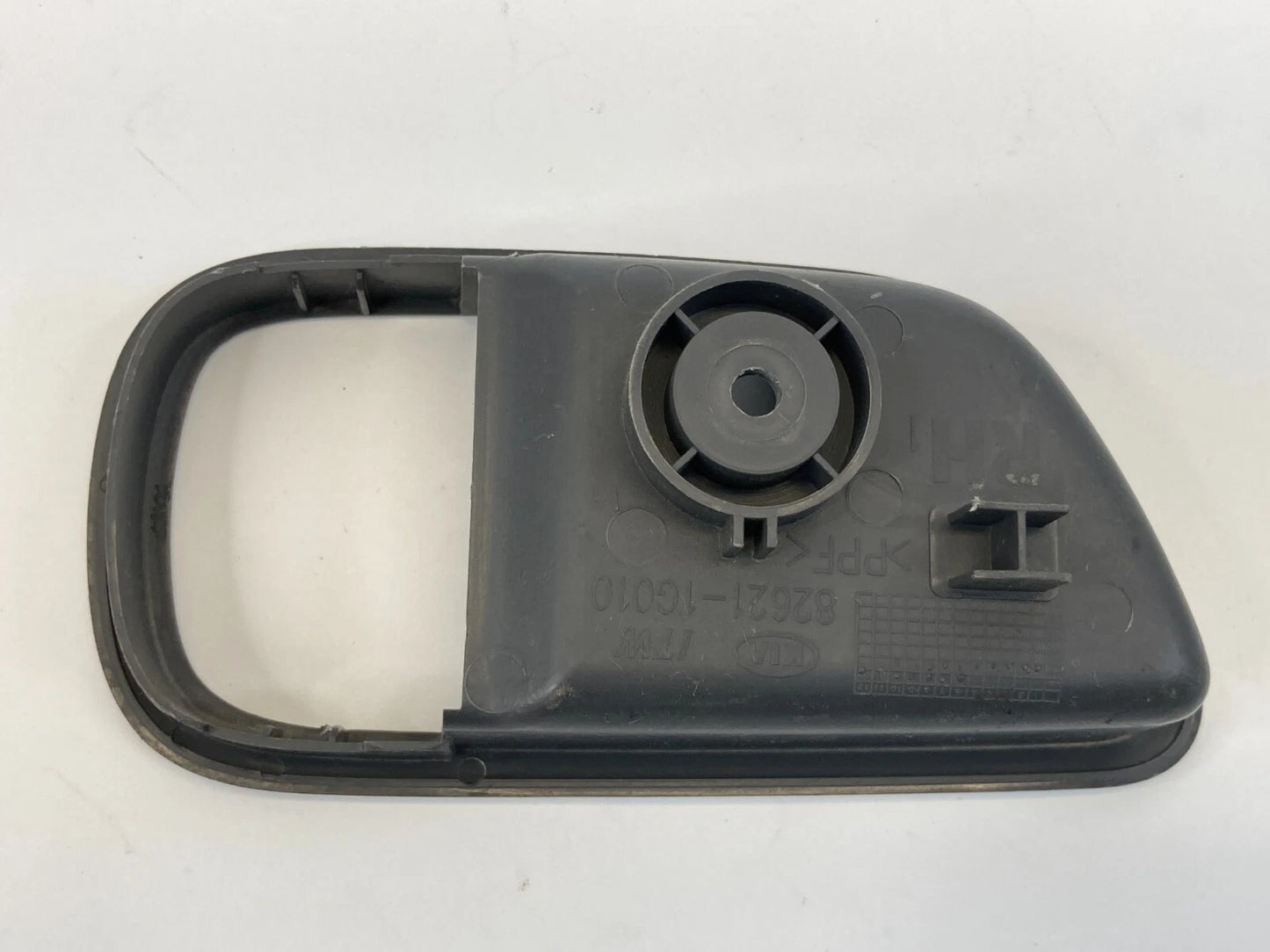 09-11 KIA RIO REAR RIGHT SIDE INTERIOR DOOR HANDLE BEZEL TRIM 82621-1G010 OEM
