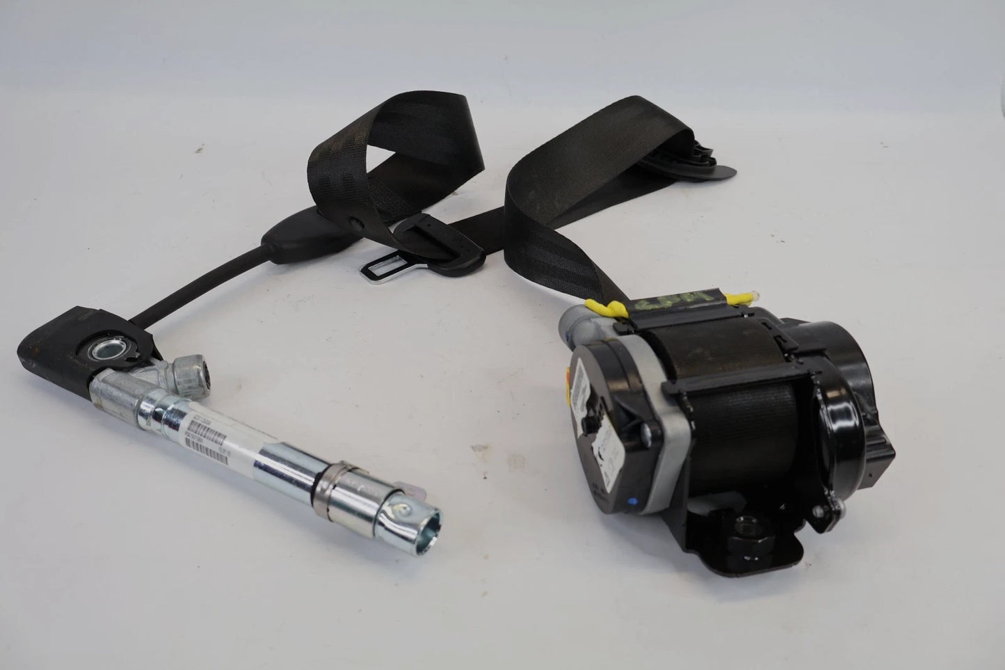 2012-2015 VOLKSWAGEN PASSAT FRONT RIGHT SEAT BELT RETRACTOR OEM 561857706D