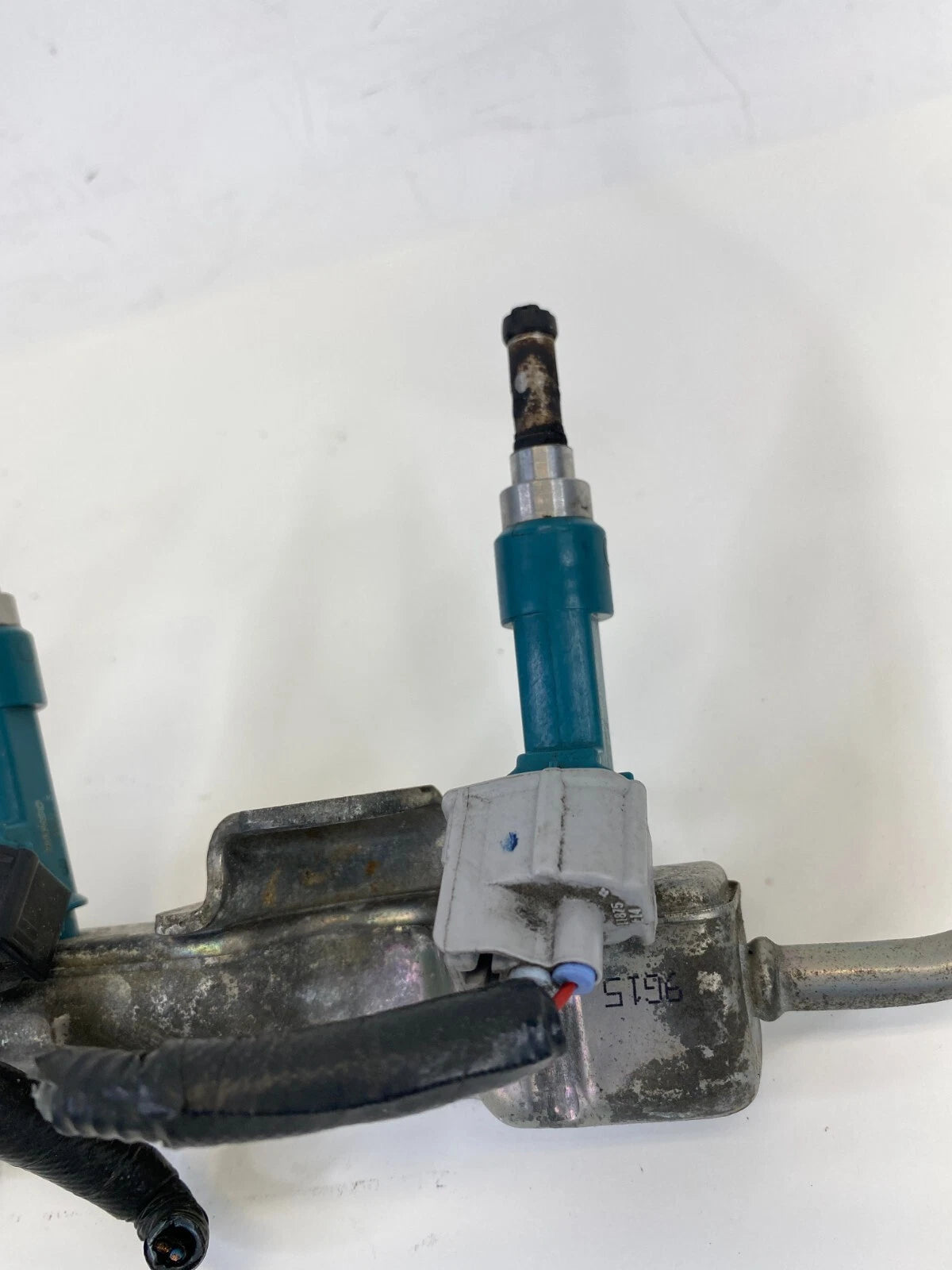 10-15 TOYOTA PRIUS 1.8L L4 AT HYBRID ENGINE FUEL INJECTOR RAIL DELIVERY PIPE OEM