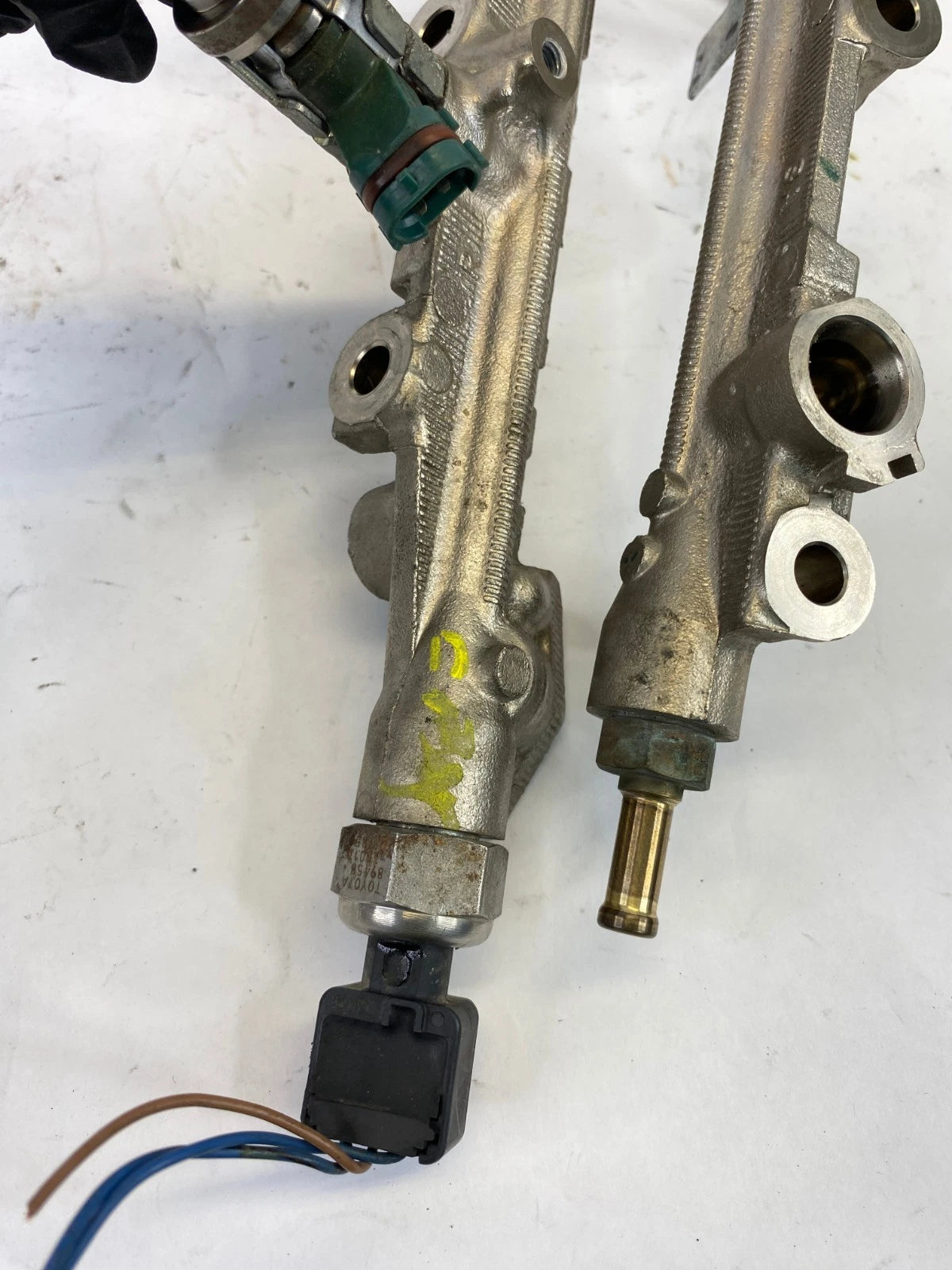 2006-2013 LEXUS IS250 ENGINE FUEL RAIL W/ INJECTOR INJECTORS SET OF 3 OEM