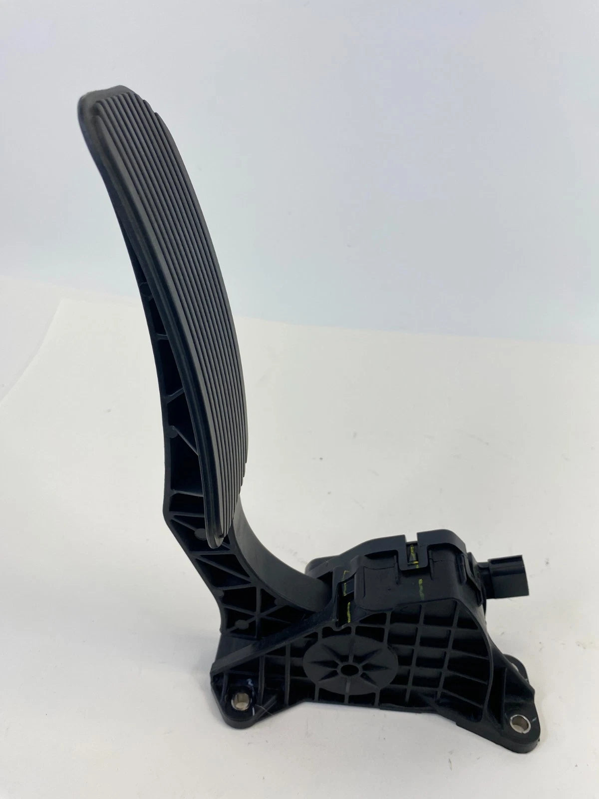 2013-2019 Ford Taurus Accelerator Pedal Gas Assembly DG13-9F836-AC OEM