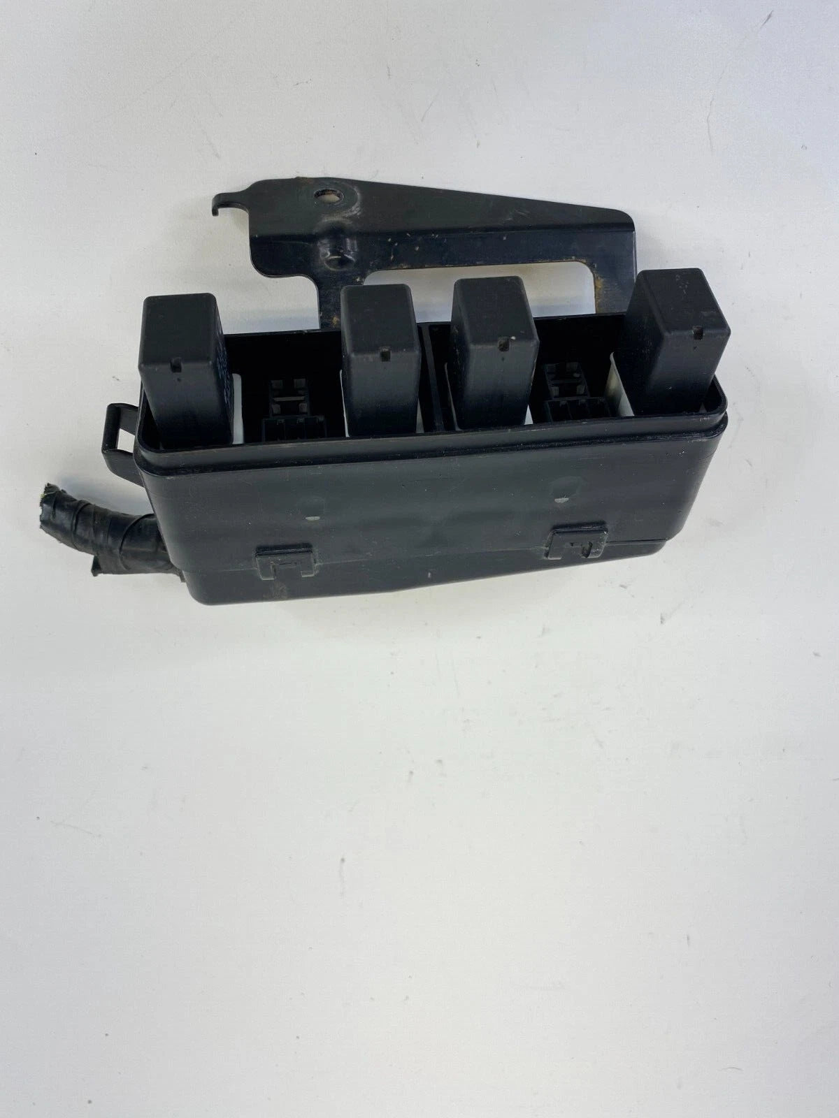 2000 2001 MAZDA MPV 2.5L ENGINE ROOM FUSE RELAY BOX UNIT WITH MOUNT BRACKET OEM