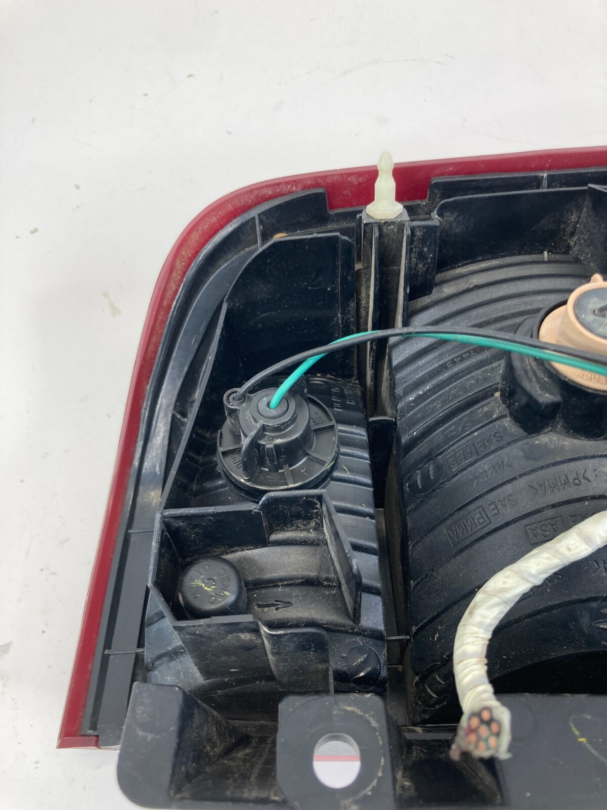 1999-2004 Nissan Pathfinder Rear Left Driver Side Tail Light Taillight Lamp