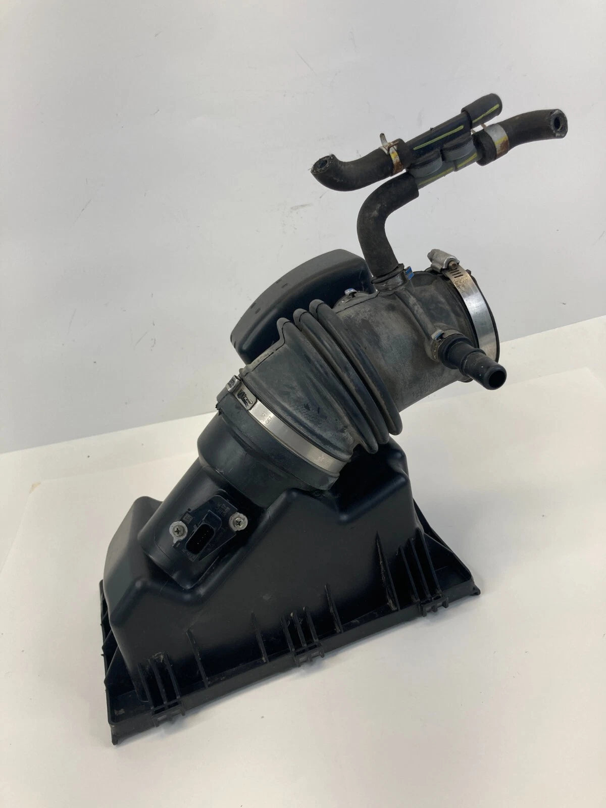 2010-2012 FORD FUSION 2.5L FWD UPPER AIR INTAKE CLEANER BOX COVER W OUTLET HOSE