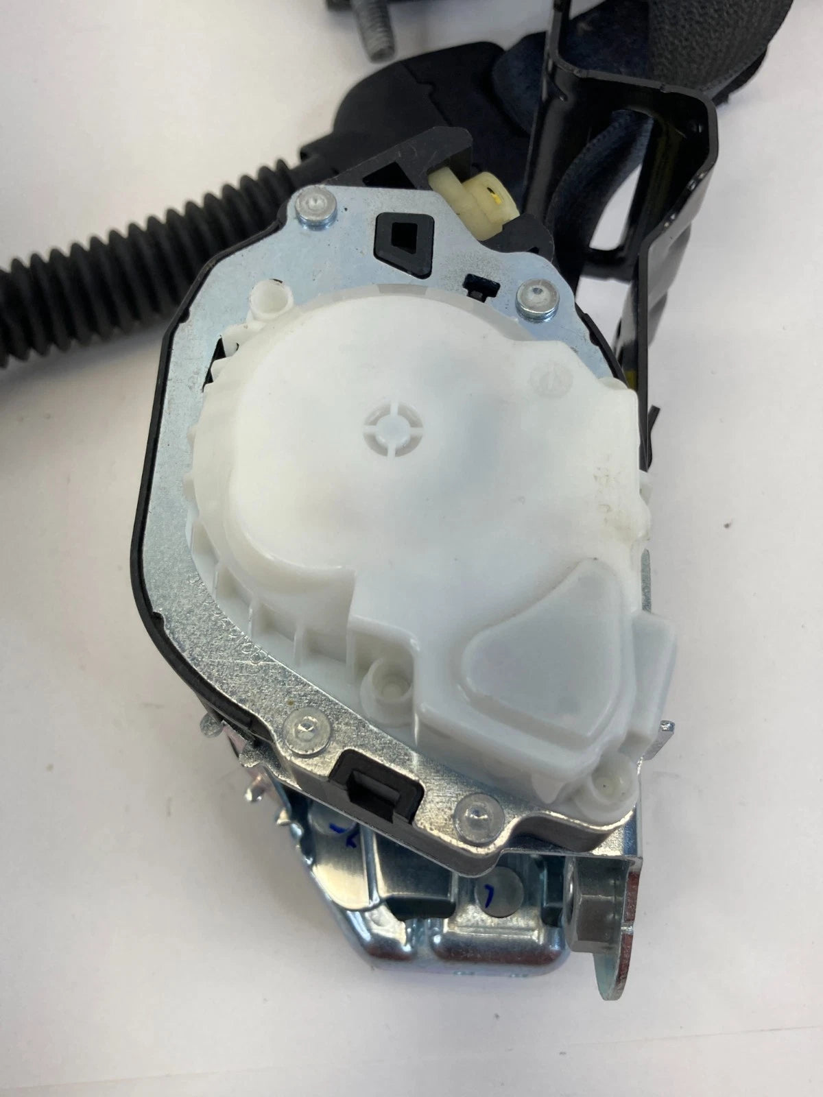 16-19 FORD EXPLORER INTERCEPTOR UTILITY FRONT RIGHT SEAT BELT RETRACTOR OEM